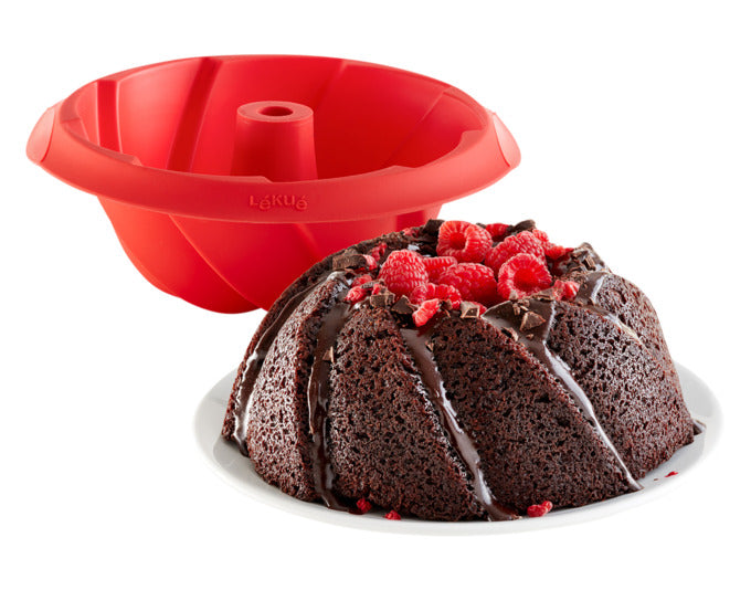 Entdecken Sie die LÉKUÉ Gugelhupfform Spiral Silikon ø 20 cm in Rot – die flexible, antihaftbeschichtete Backform für kreative Backideen und perfekte Gugelhupfe!