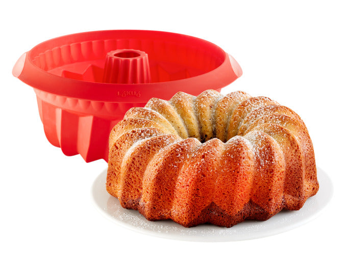 Entdecken Sie die LÉKUÉ Gugelhupfform aus flexiblem Silikon (ø 22 cm) in Rot – ideal für kreative Backideen und perfekte Ergebnisse!