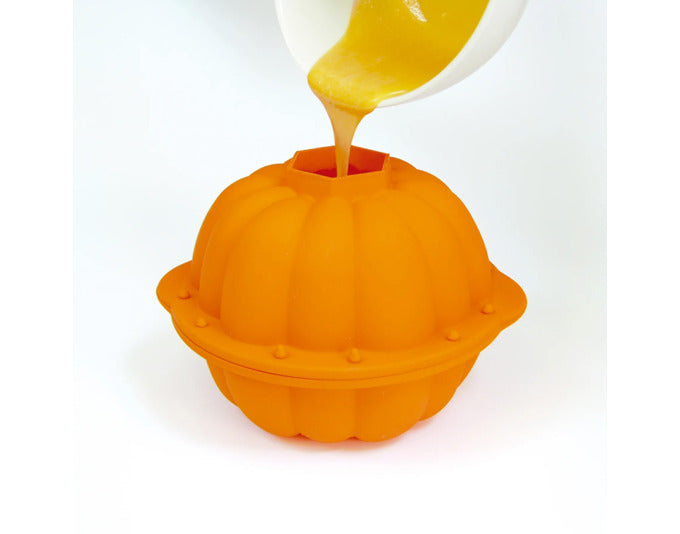 Entdecken Sie die LÉKUÉ 3D Kürbis Silikon Backform (ø 17 cm) in leuchtendem Orange – ideal für kreative Halloween-Kreationen und unvergessliche Backerlebnisse!