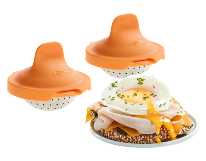 Entdecken Sie den LÉKUÉ Eier Pochierer im Set mit 2 Silikon/Inox Pochierern. Perfekte pochierte Eier in nur 3 Minuten – einfach, schnell und stilvoll!