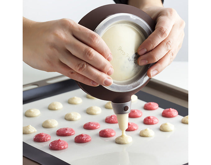 Verleihen Sie Ihren Backkreationen mit dem LÉKUÉ Spritzbeutel Dekomax und 6 Tüllen den letzten Schliff. Ideal für kreative Dekorationen!