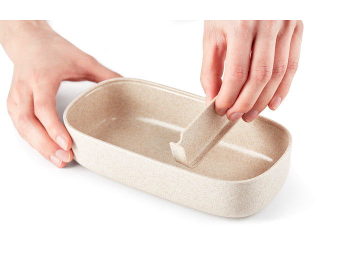 Entdecken Sie die LÉKUÉ Lunchbox To Go Organic – die umweltfreundliche Lösung für Ihre Mahlzeiten! Mit 1 l Volumen und 100% auslaufsicher, ideal für unterwegs.