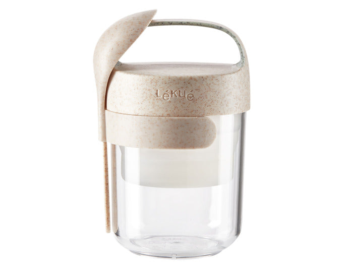 LÉKUÉ Joghurtbecher To Go Organic mit Löffel 0.6 l beige in präsentiert im Onlineshop von KAQTU Design AG. Glas ist von LEKUE