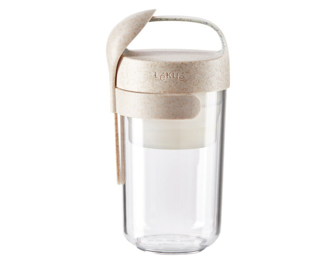 LÉKUÉ Joghurtbecher To Go Organic mit Löffel 0.6 l beige in präsentiert im Onlineshop von KAQTU Design AG. Glas ist von LEKUE