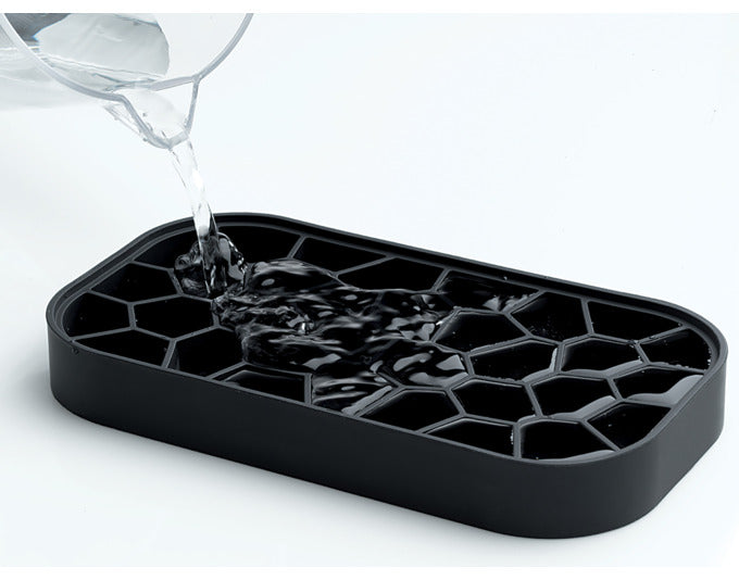 Die LÉKUÉ Eiswürfelbox Ice Box in Schwarz ist die ideale Lösung für stilvolles Eiswürfel-Management. Platzsparend und funktional!