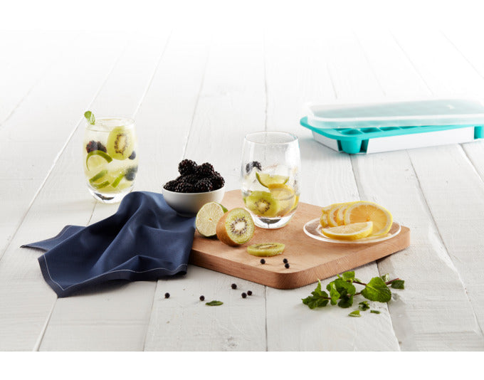 Kreieren Sie mit der LÉKUÉ Pinguin Eiswürfelform stilvolle Eiswürfel für Ihre Getränke. Praktisch, hygienisch und ein echter Blickfang!