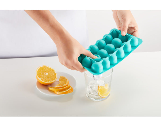 Entdecken Sie die LÉKUÉ Eiswürfelform rund mit Deckel in Türkis – ideal für stilvolle Getränke und perfekte Eiswürfel. Jetzt im KAQTU Onlineshop!