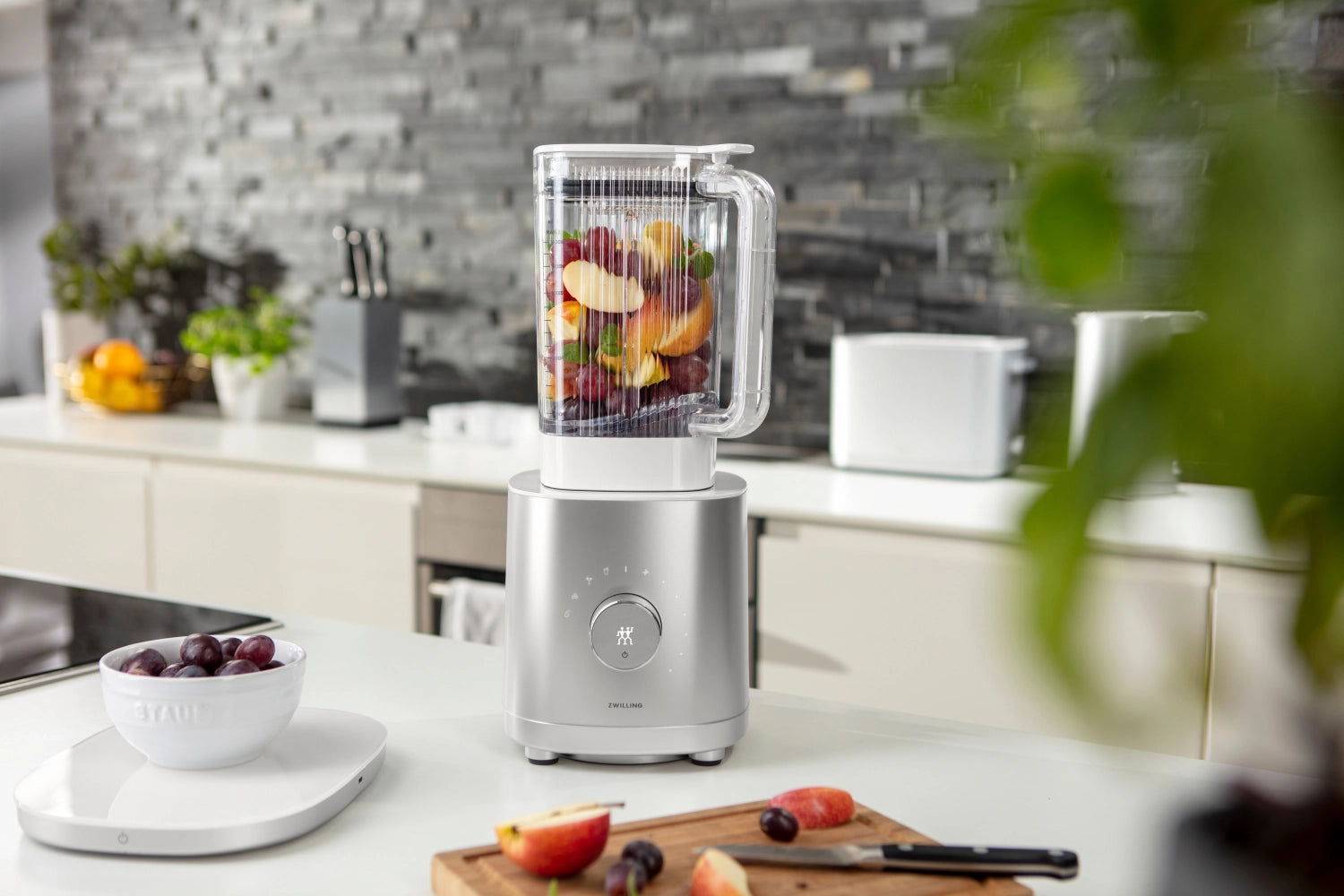 Schicker Enfinigy Standmixer Universal in Silber mit 1,4 l Fassungsvermögen, ideal für die Zubereitung von Smoothies und Suppen.
