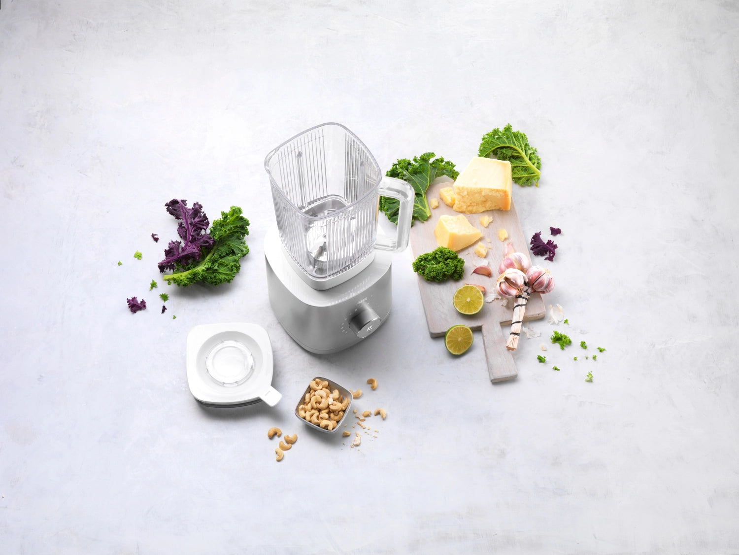 Eleganter Zwilling Enfinigy Standmixer in Silber, 1,4 l, perfekt für die Herstellung von köstlichen Smoothies und cremigen Suppen.