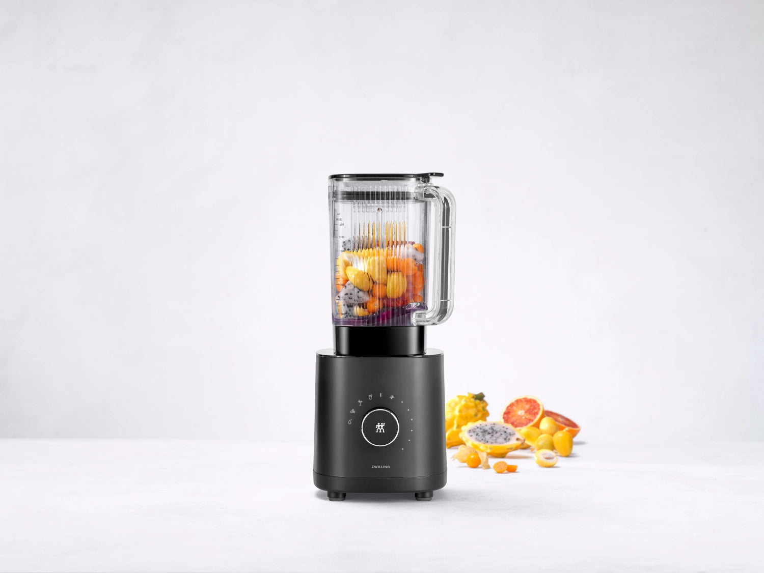 Schwarzer Enfinigy Standmixer Universal von Zwilling Kitchen mit 1,4 l Fassungsvermögen, ideal für Smoothies und Suppen.