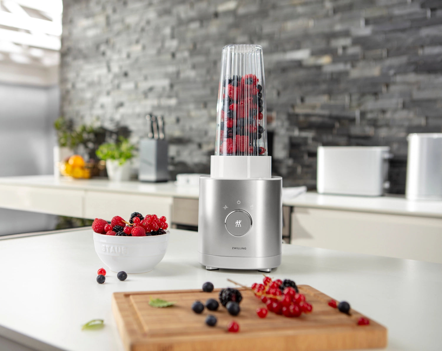 Schicker Enfinigy Standmixer in Silber mit 550ml Fassungsvermögen, ideal für Smoothies und gesunde Drinks, von Zwilling Kitchen.