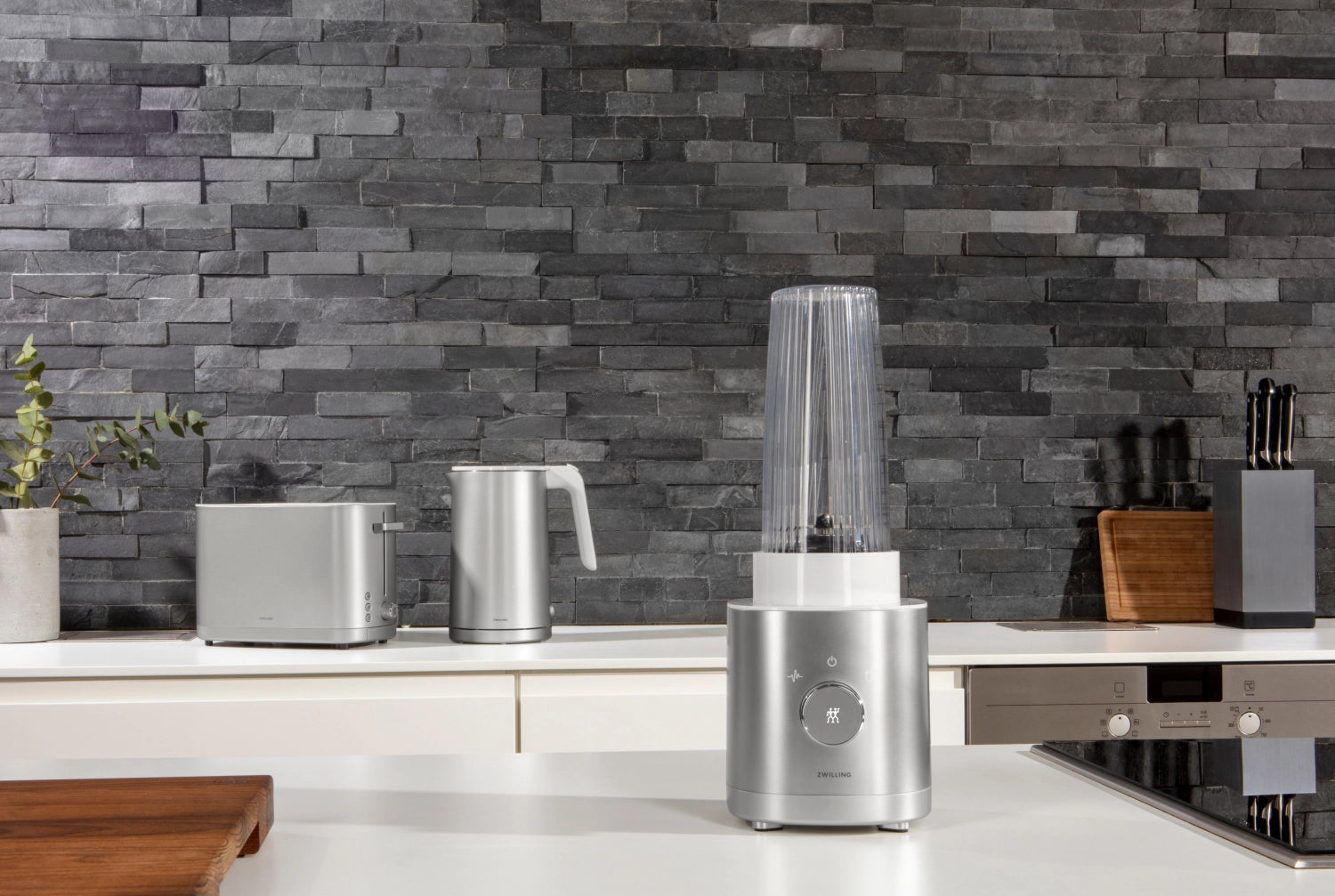 Eleganter Enfinigy Standmixer in Silber, 550ml, perfekt für die Zubereitung von köstlichen Smoothies und gesunden Getränken von Zwilling Kitchen.