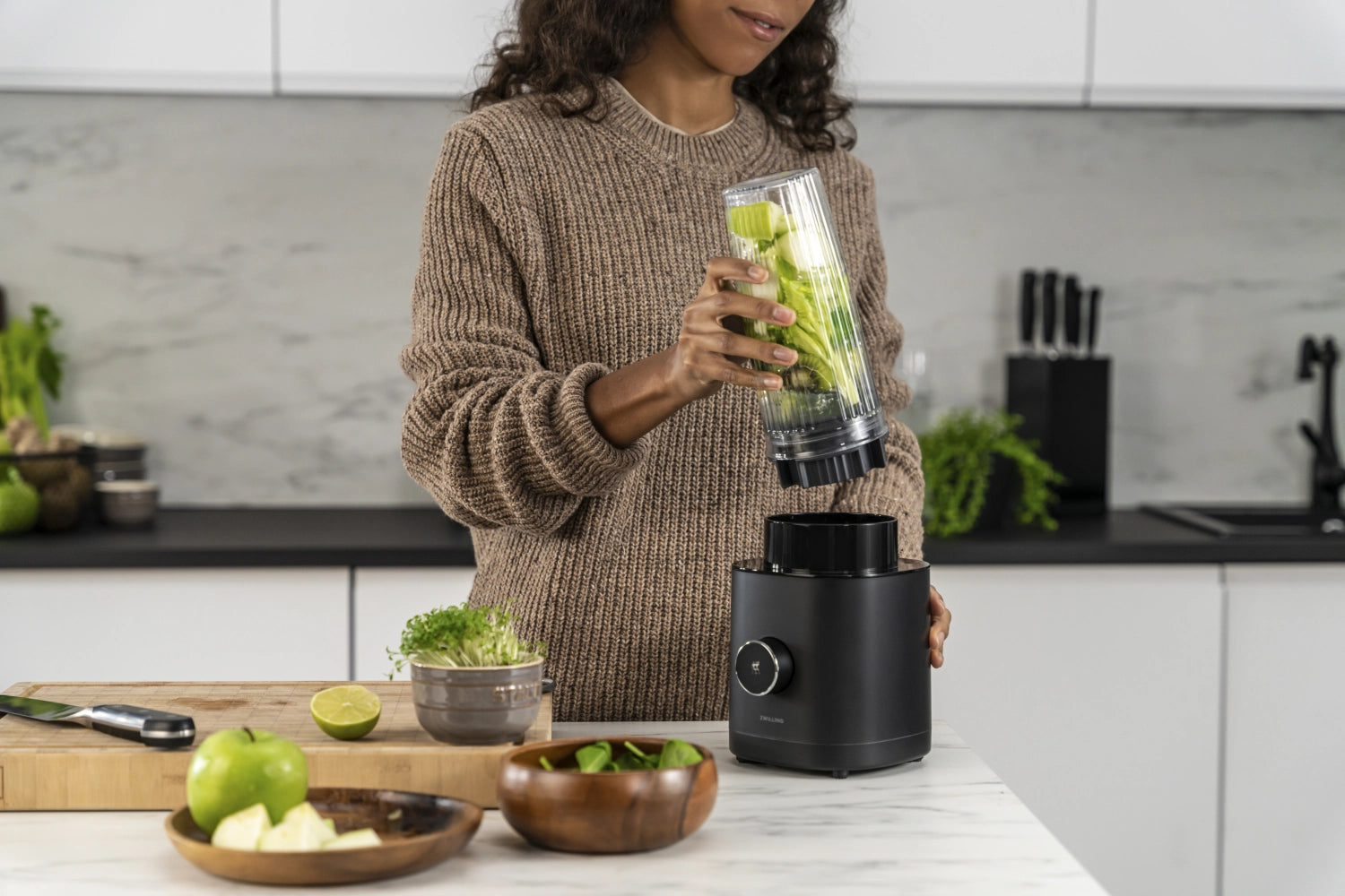 Eleganter schwarzer Standmixer Enfinigy von Zwilling Kitchen, perfekt für die Zubereitung von köstlichen Smoothies und nährstoffreichen Getränken.