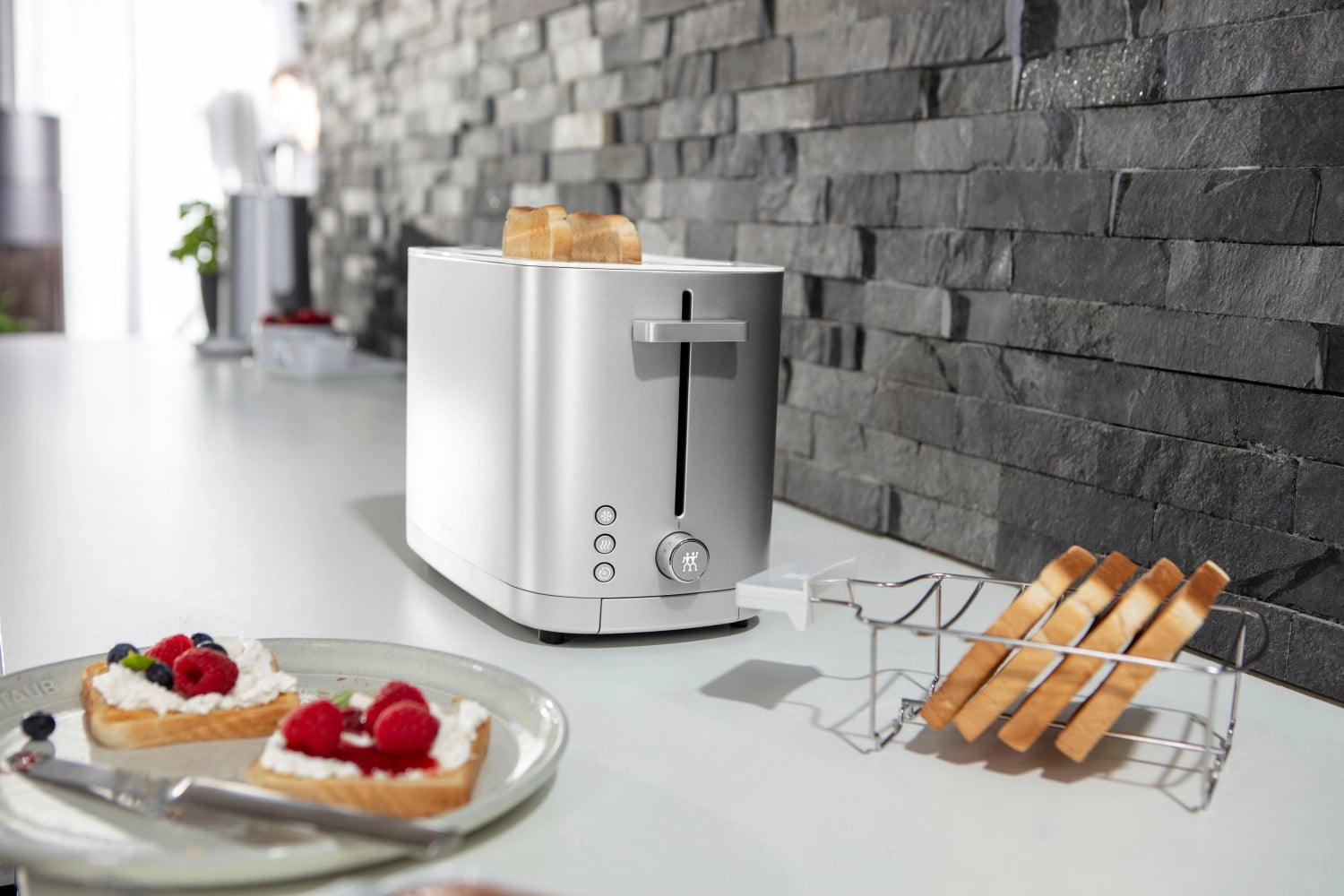 Eleganter Enfinigy Toaster 2 in Silber mit Brötchenaufsatz, ideal für perfektes Toasten und knusprige Brötchen, von Zwilling Kitchen.