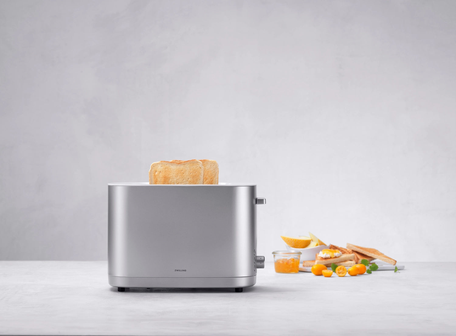 Eleganter Enfinigy Toaster 2 in Silber mit Brötchenaufsatz, ideal für perfekt geröstete Brotscheiben und frische Brötchen, von Zwilling Kitchen.