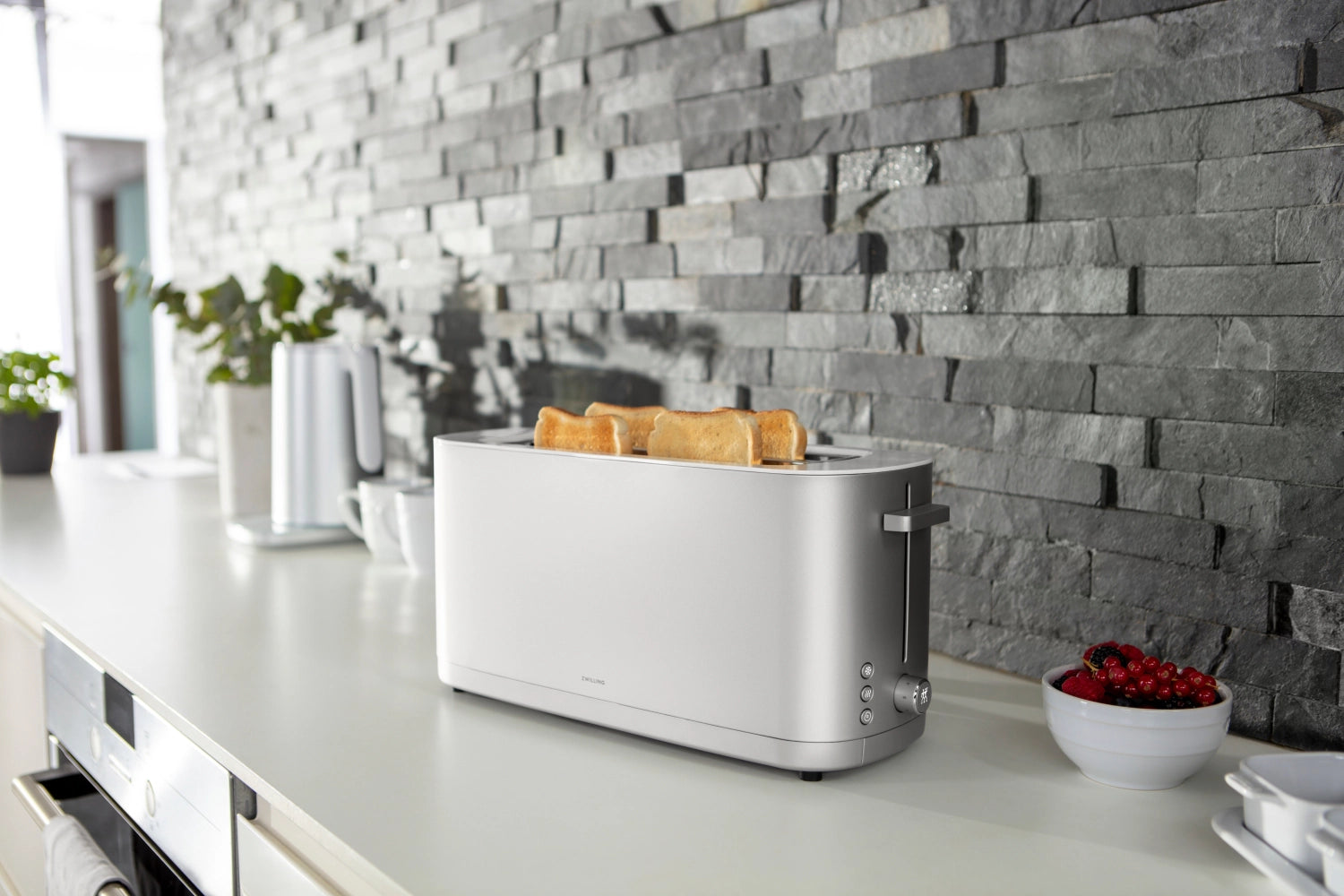 Eleganter Enfinigy Toaster 2x4 von Zwilling Kitchen in Silber mit Brötchenaufsatz, ideal für perfektes Toasten und frische Brötchen.