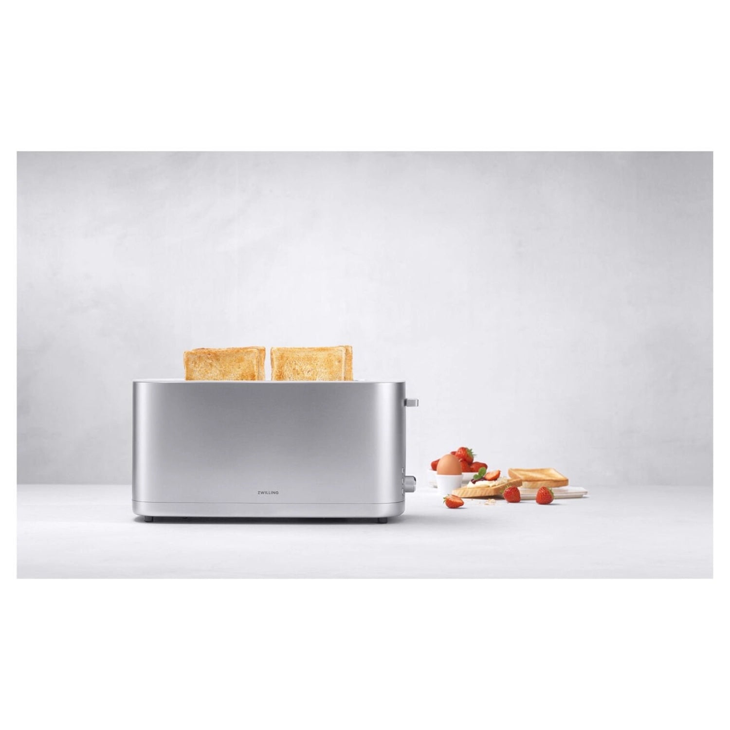 Moderner Zwilling Kitchen Enfinigy Toaster 2x4 in Silber, ausgestattet mit Brötchenaufsatz für knusprige Toasts und frische Brötchen.