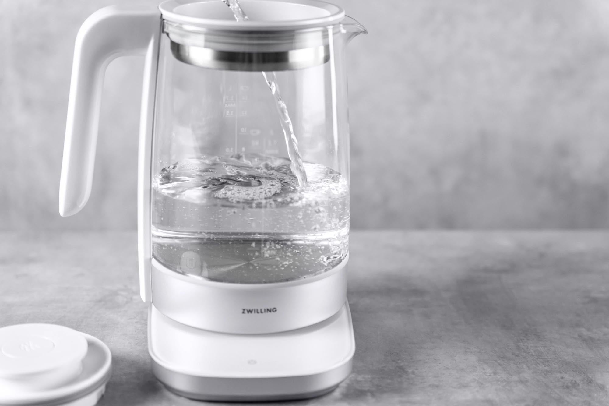 Stilvoller 1,7 l Wasserkocher aus hochwertigem Glas von Zwilling Kitchen. Schnelles Erhitzen, praktische Wasserstandsanzeige und ergonomischer Griff.