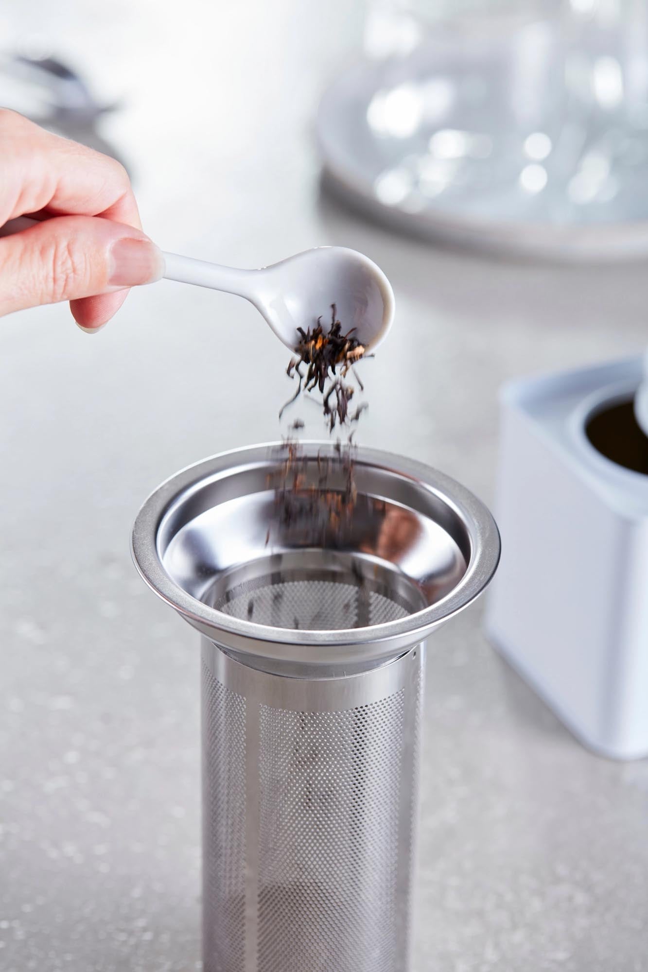 Der stilvolle Enfinigy Wasserkocher von Zwilling Kitchen, 1.7l, kombiniert edles Glas und Edelstahl für schnelles Erhitzen und Sicherheit.