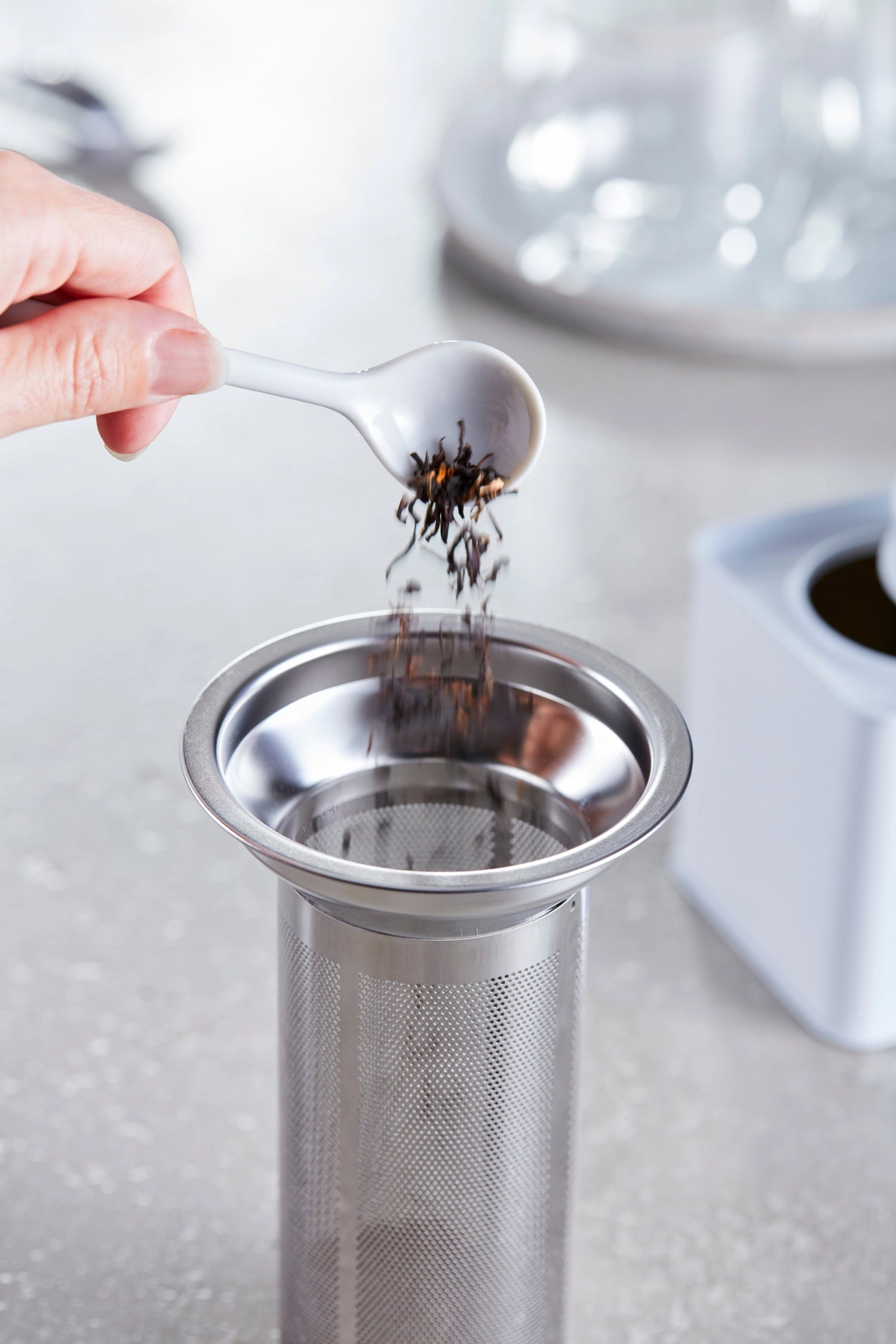 Moderner Wasserkocher aus schwarzem Glas von Zwilling, 1,7 l, perfekt für die Zubereitung von Tee und anderen Heißgetränken.