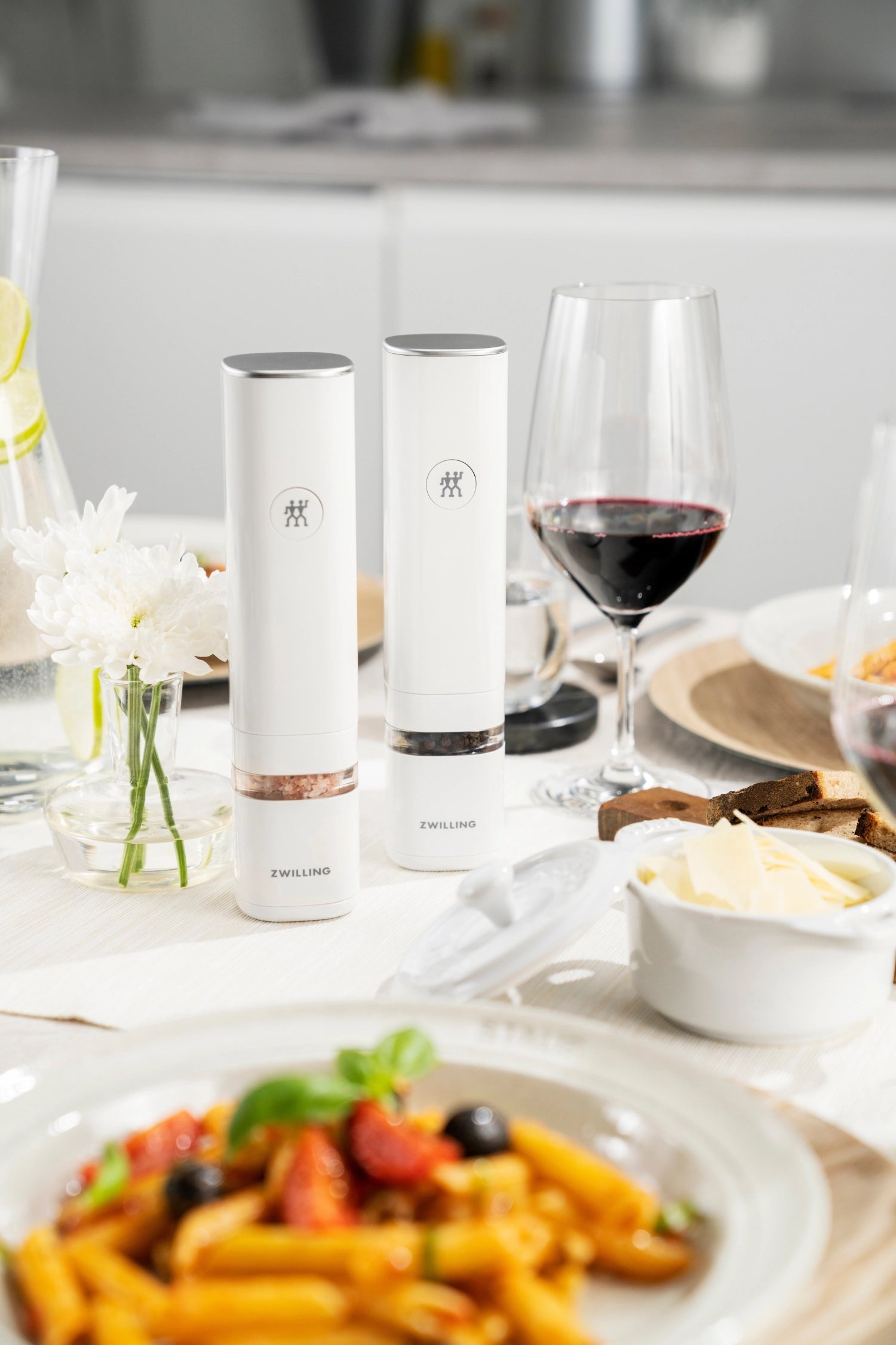 Moderne elektrische Pfeffer- und Salzmühle Enfinigy von Zwilling Kitchen, perfekt für stilvolles und einfaches Würzen in jedem Gericht.