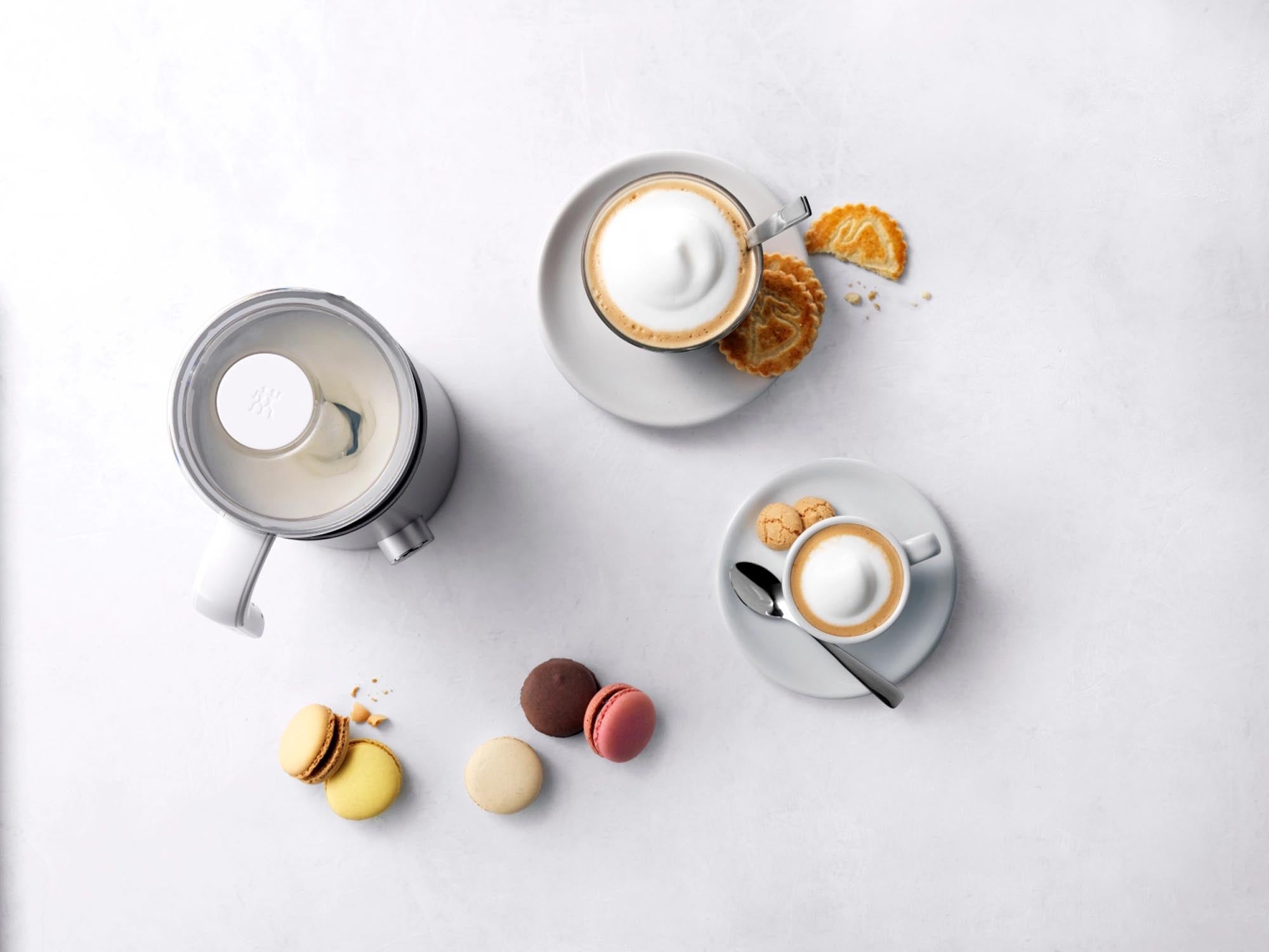 Entdecken Sie den eleganten Enfinigy Milchaufschäumer von Zwilling Kitchen. Mit 400 ml Fassungsvermögen und leistungsstarker Technologie zaubern Sie perfekte Schaumkreationen.