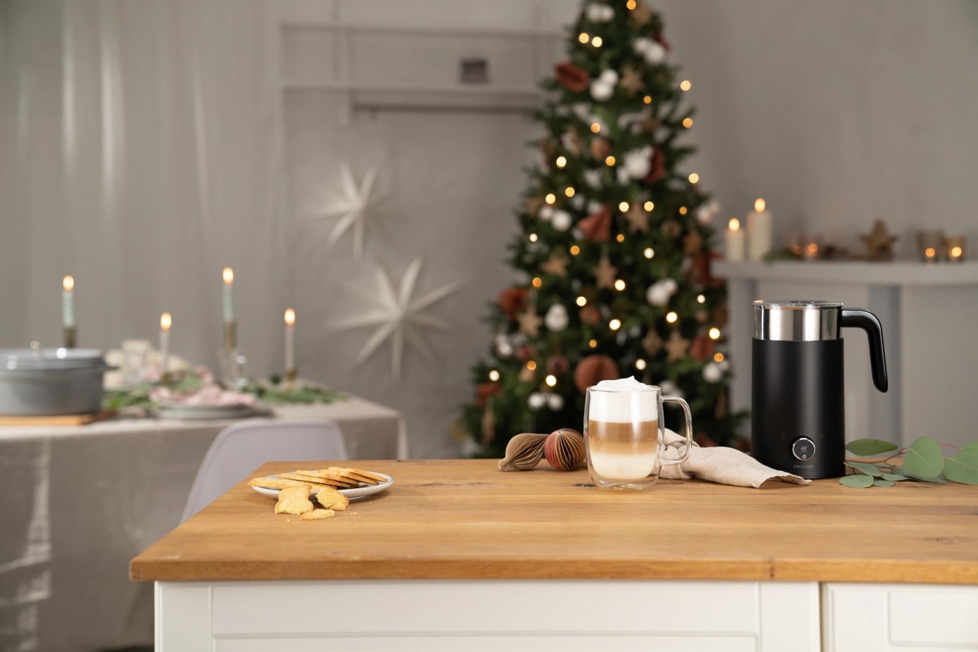 Erleben Sie mit dem Enfinigy Milchaufschäumer von Zwilling Kitchen perfekten Milchschaum. Elegantes Design, 400 ml Kapazität und einfache Reinigung.