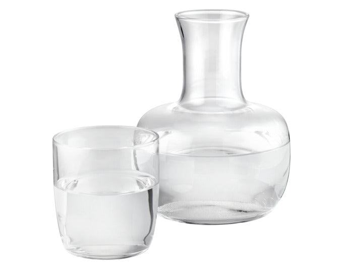 Elegante PHILIPPI Glaskaraffe SWEET DREAM mit 600 ml und passendem 120 ml Becher. Ideal für stilvolles Trinken und praktischen Schutz.