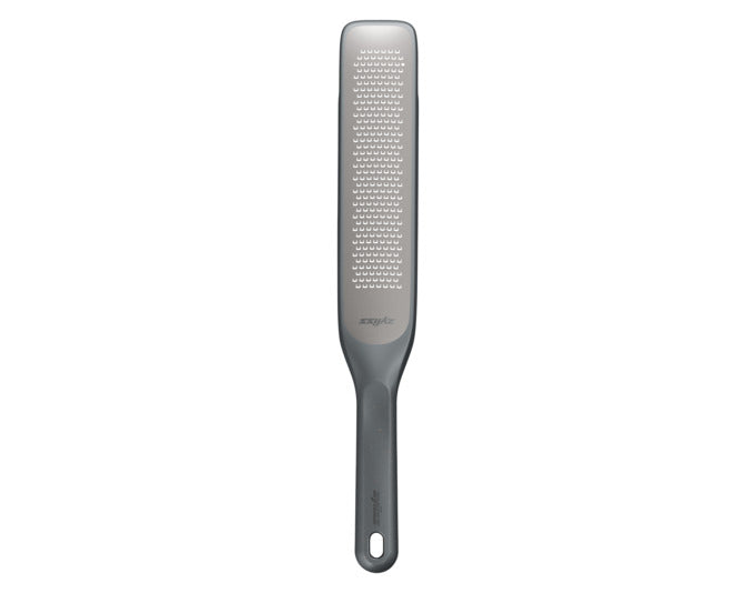 ZYLISS Raspelreibe aus Edelstahl und Weizenstroh-Kunststoff, ideal für präzises Reiben, langlebig und umweltfreundlich.