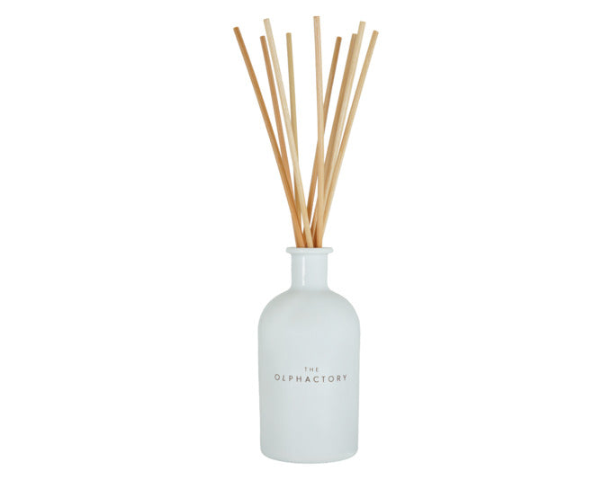 Eleganter Raumduft White Insignia von THE OLPHACTORY, 250 ml, verleiht Ihrem Zuhause eine luxuriöse und angenehme Atmosphäre.