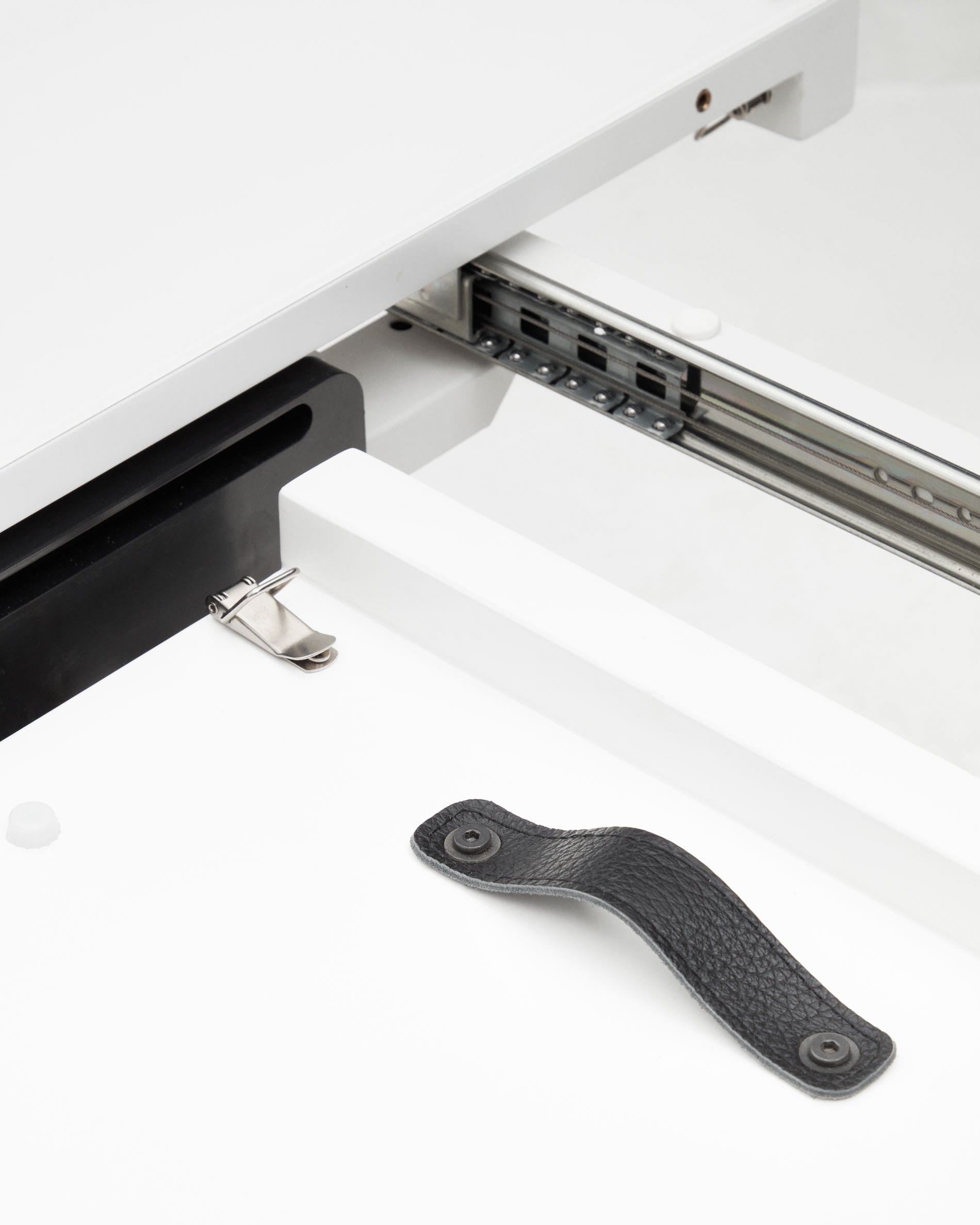 Der Vashti runde Ausziehtisch von Kave Home, Ø120(160)x120cm, vereint modernes Design mit Funktionalität. Perfekt für stilvolle Esszimmer und gesellige Abende.