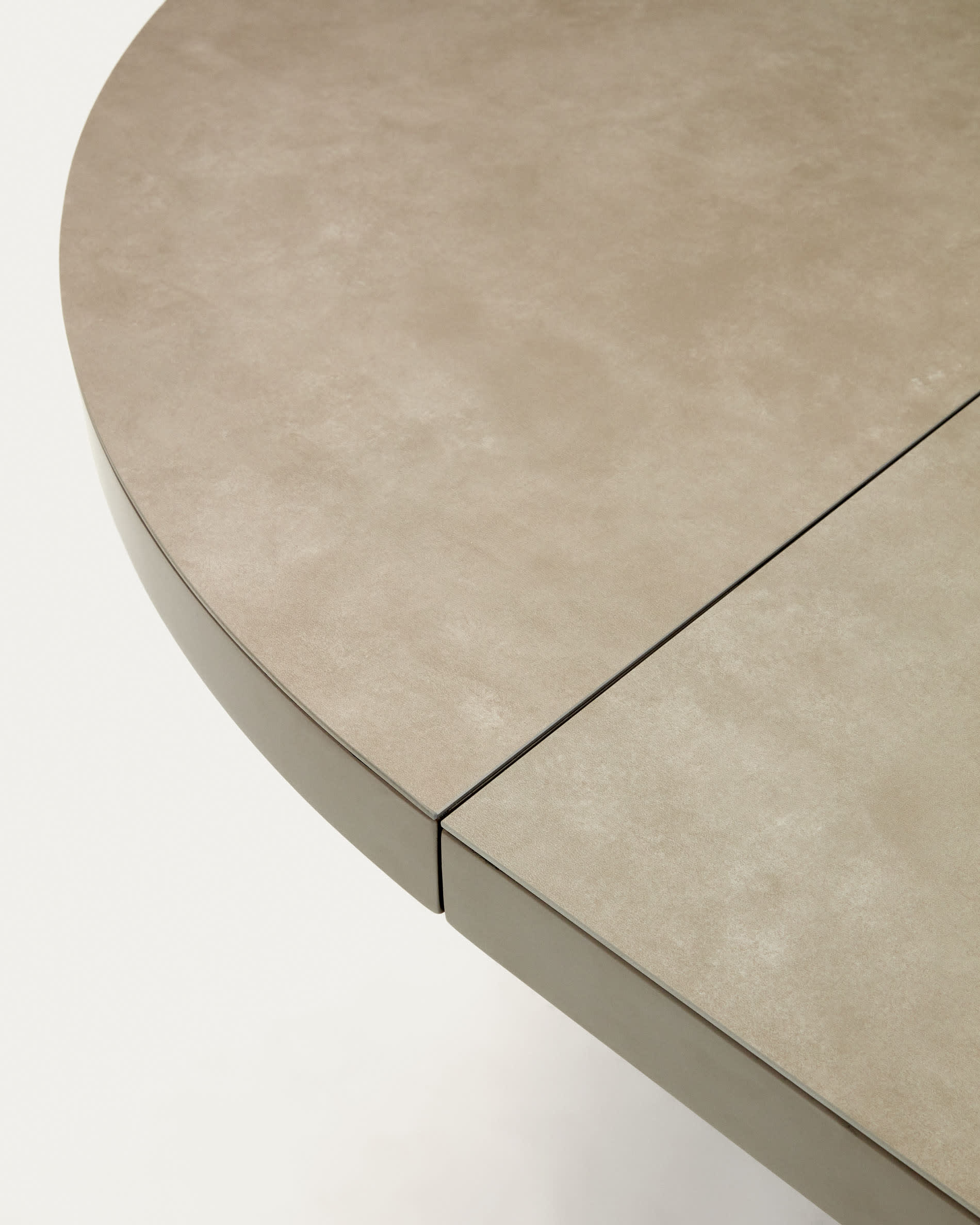 Vashti runder Ausziehtisch von Kave Home: Eleganter Tisch mit pflegeleichter Feinsteinzeugplatte und stabilen Stahlbeinen, Ø 120-160 cm, perfekt für gesellige Anlässe.