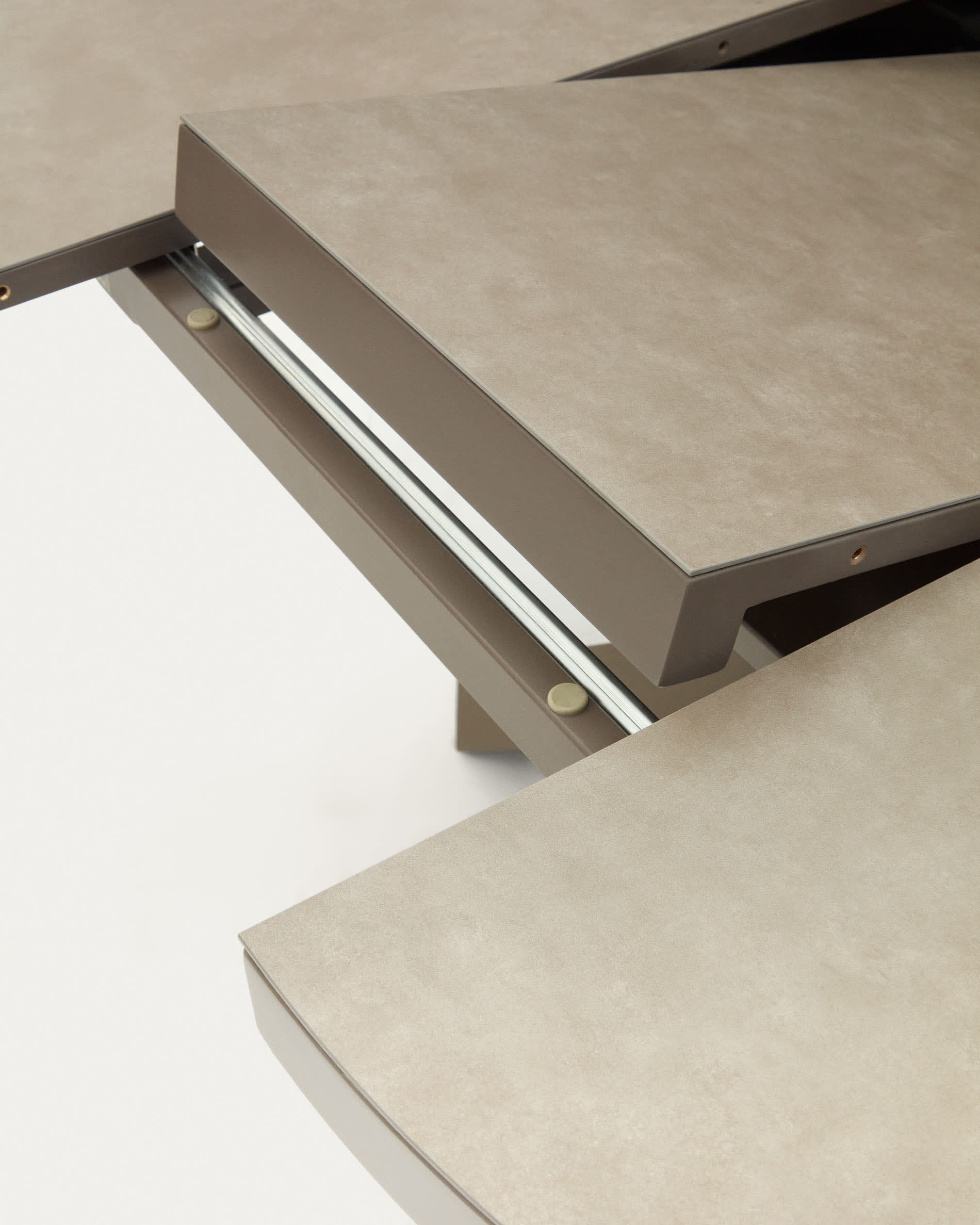 Vashti runder Ausziehtisch von Kave Home: Moderner Tisch mit robuster Feinsteinzeugplatte und stabilen Stahlbeinen, Ø 120-160 cm, ideal für stilvolle Essbereiche.