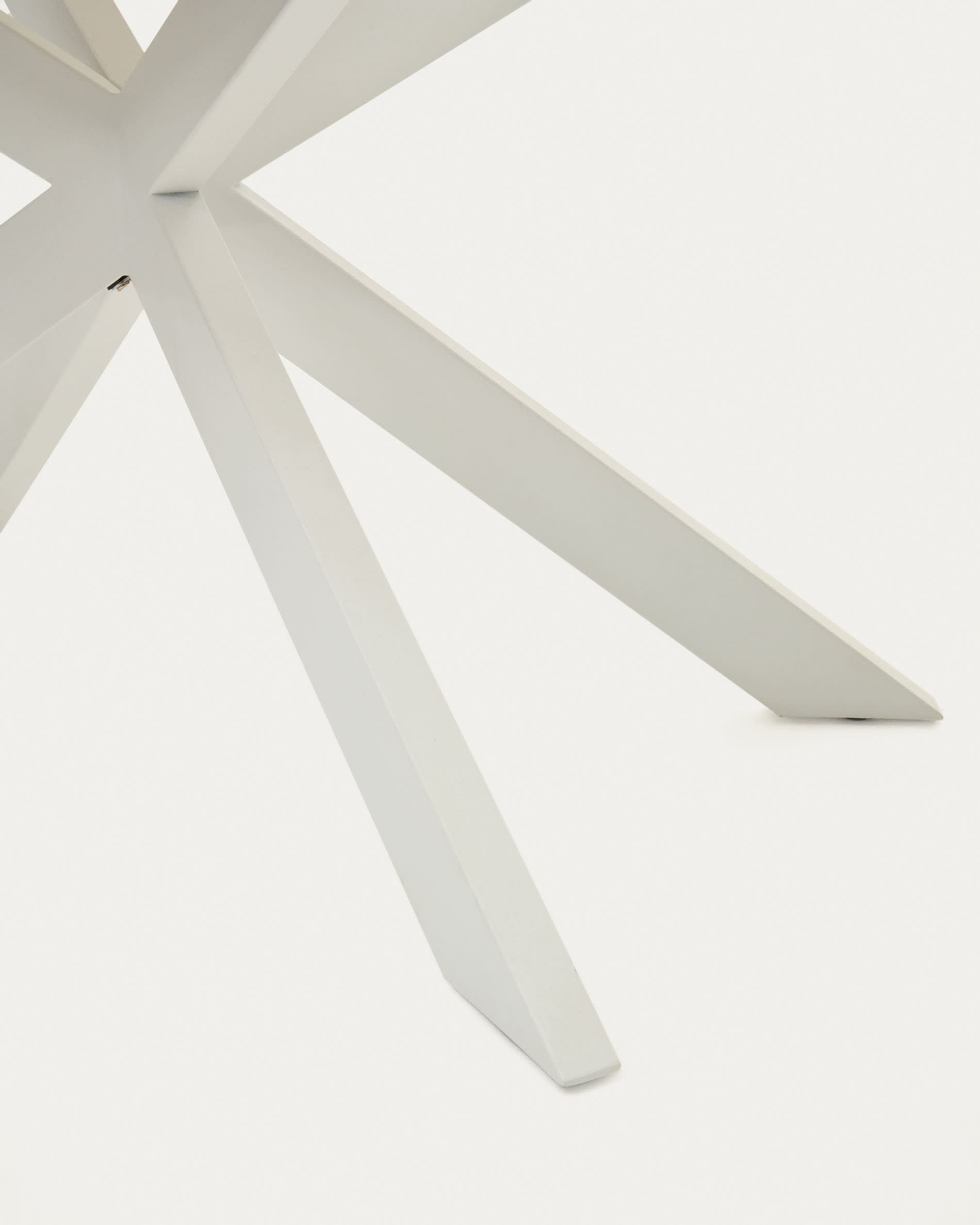 Eleganter Atminda Ausziehtisch mit getemperter Glasplatte und stabilen weißen Stahlbeinen, ideal für flexible Essbereiche und gesellige Anlässe.