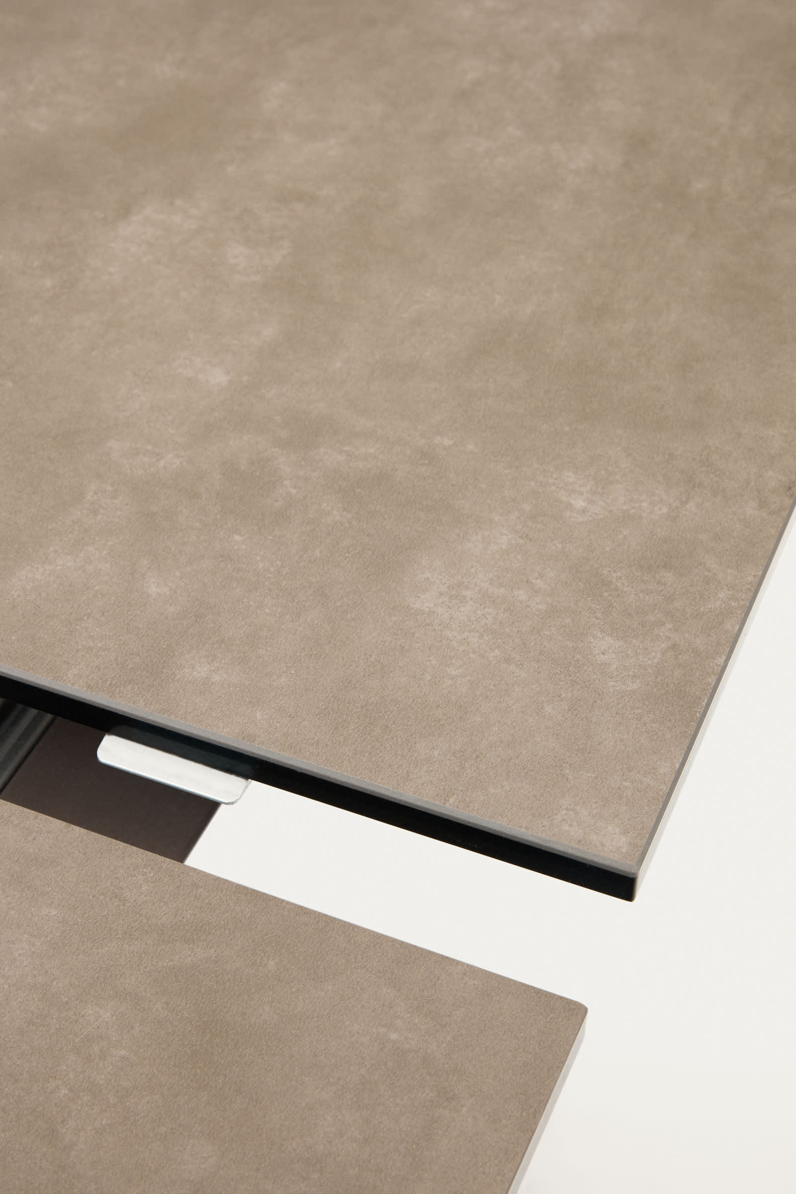 Moderner Atminda Ausziehtisch von Kave Home in Grau, 160(210)x90 cm, mit robuster Feinsteinzeugplatte und stilvollen Stahlbeinen – ideal für gesellige Runden.