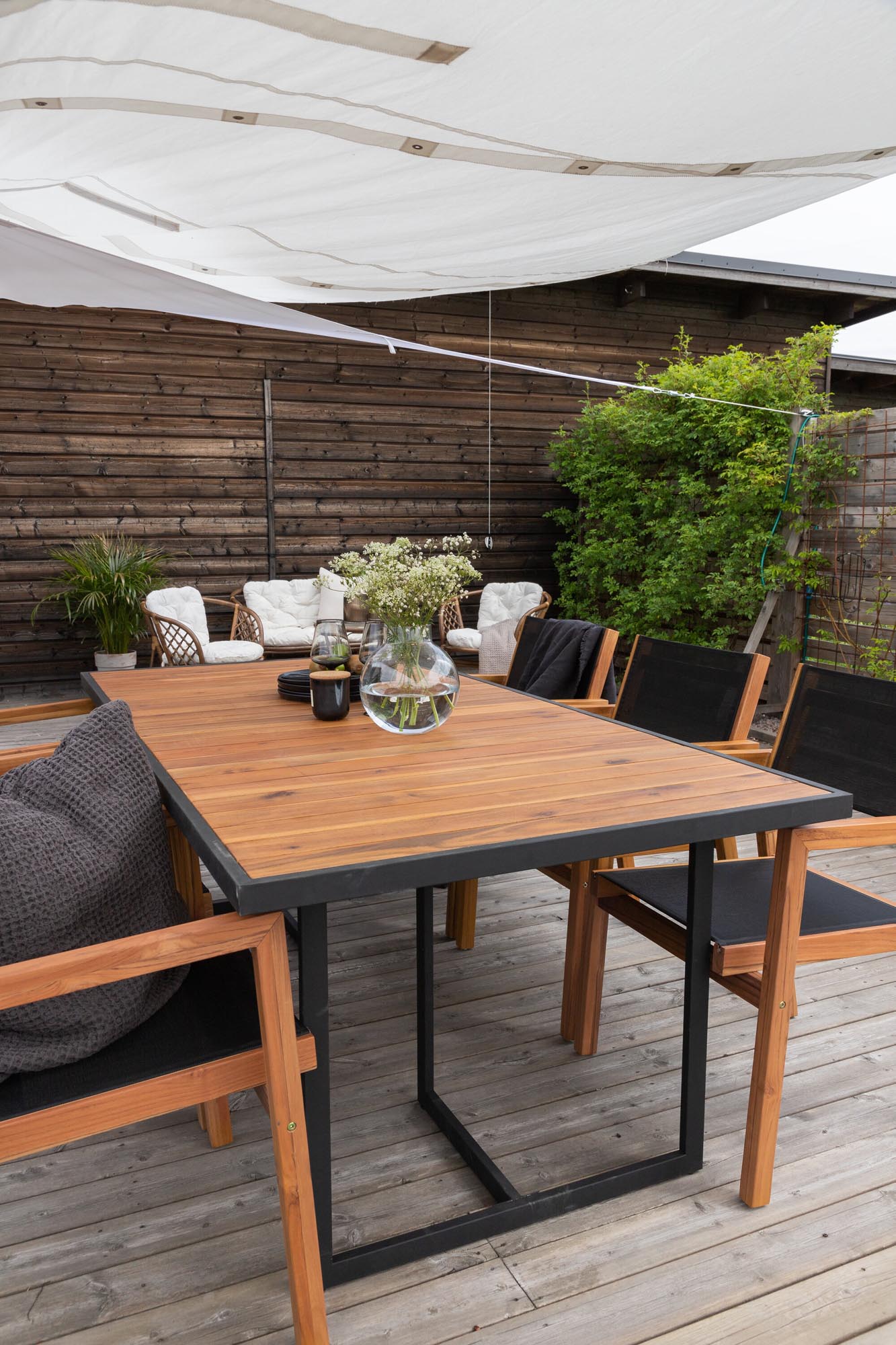 Eleganter Khung Gartentisch aus Akazienholz von Venture Home.