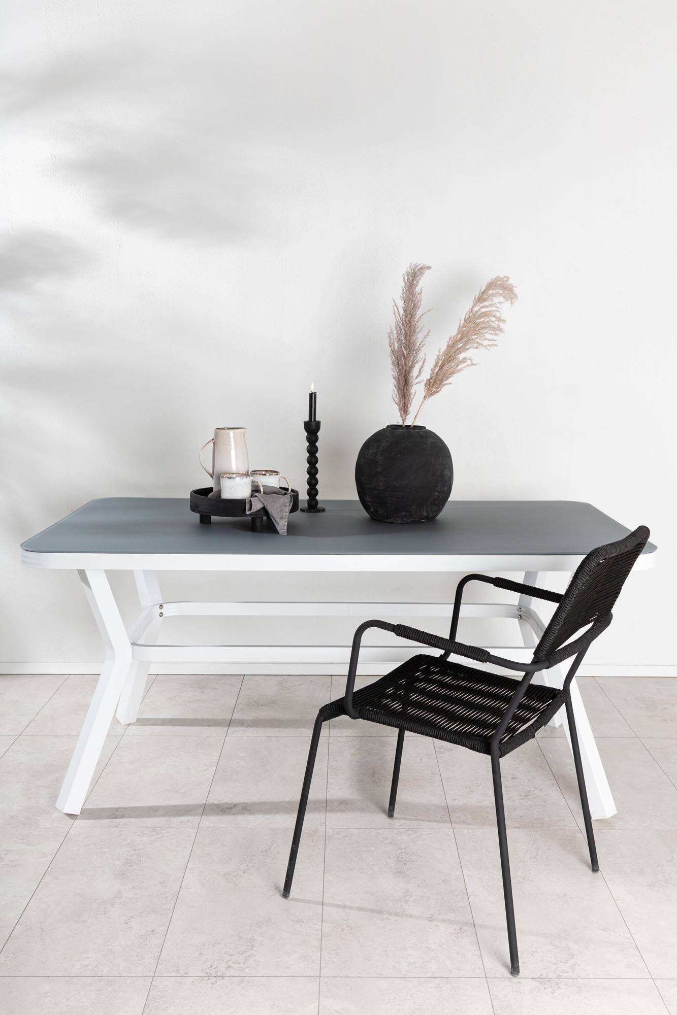 Eleganter Virya Gartentisch von Venture Home für moderne Aussenbereiche.