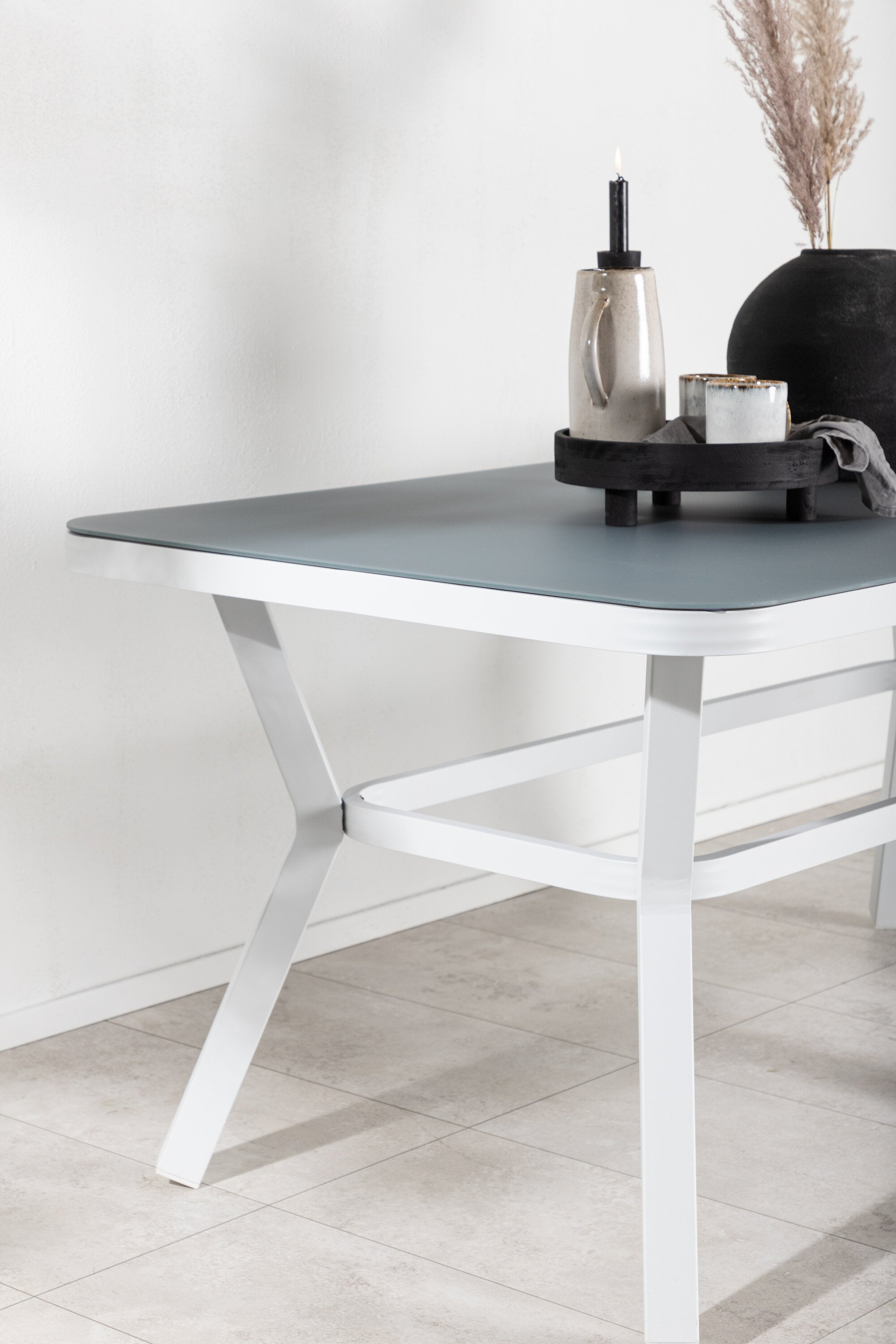 Virya Gartentisch in Grau präsentiert im Onlineshop von KAQTU Design AG. Gartentisch ist von Venture Home