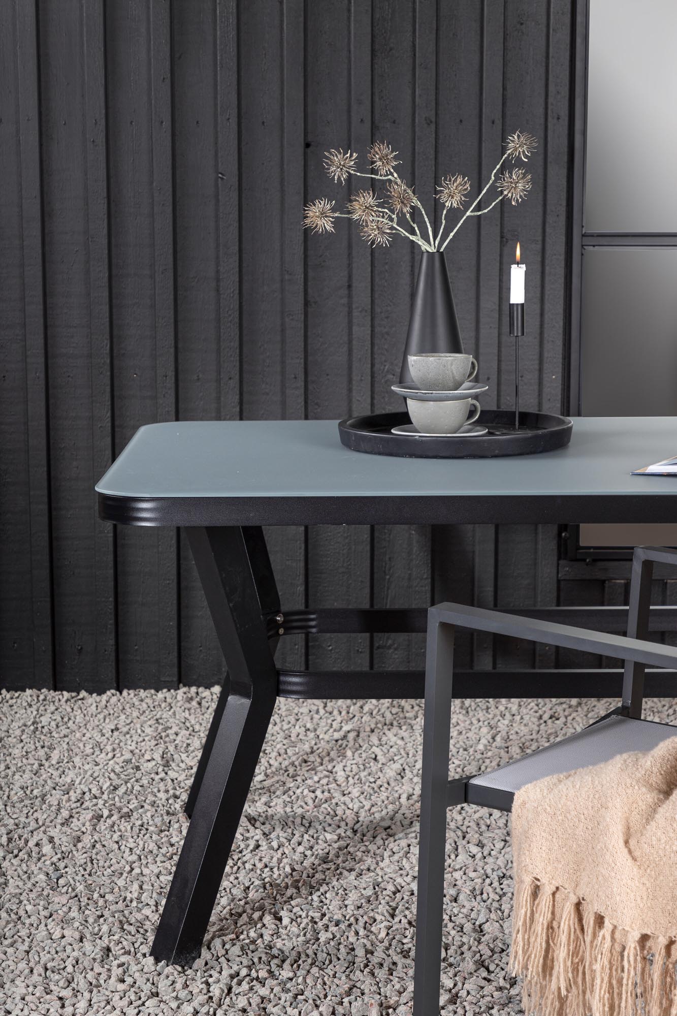 Eleganter Virya Gartentisch von Venture Home aus robustem Sprühstein und leichtem Aluminium – ideal für gesellige Abende im Freien.