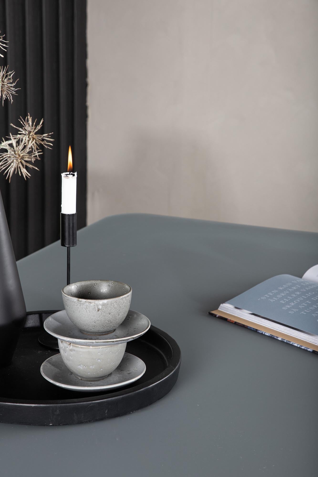 Entdecken Sie den eleganten Virya Gartentisch von Venture Home: Robuste Sprühstein-Oberfläche und modernes Aluminium für stilvolle Outdoor-Momente.