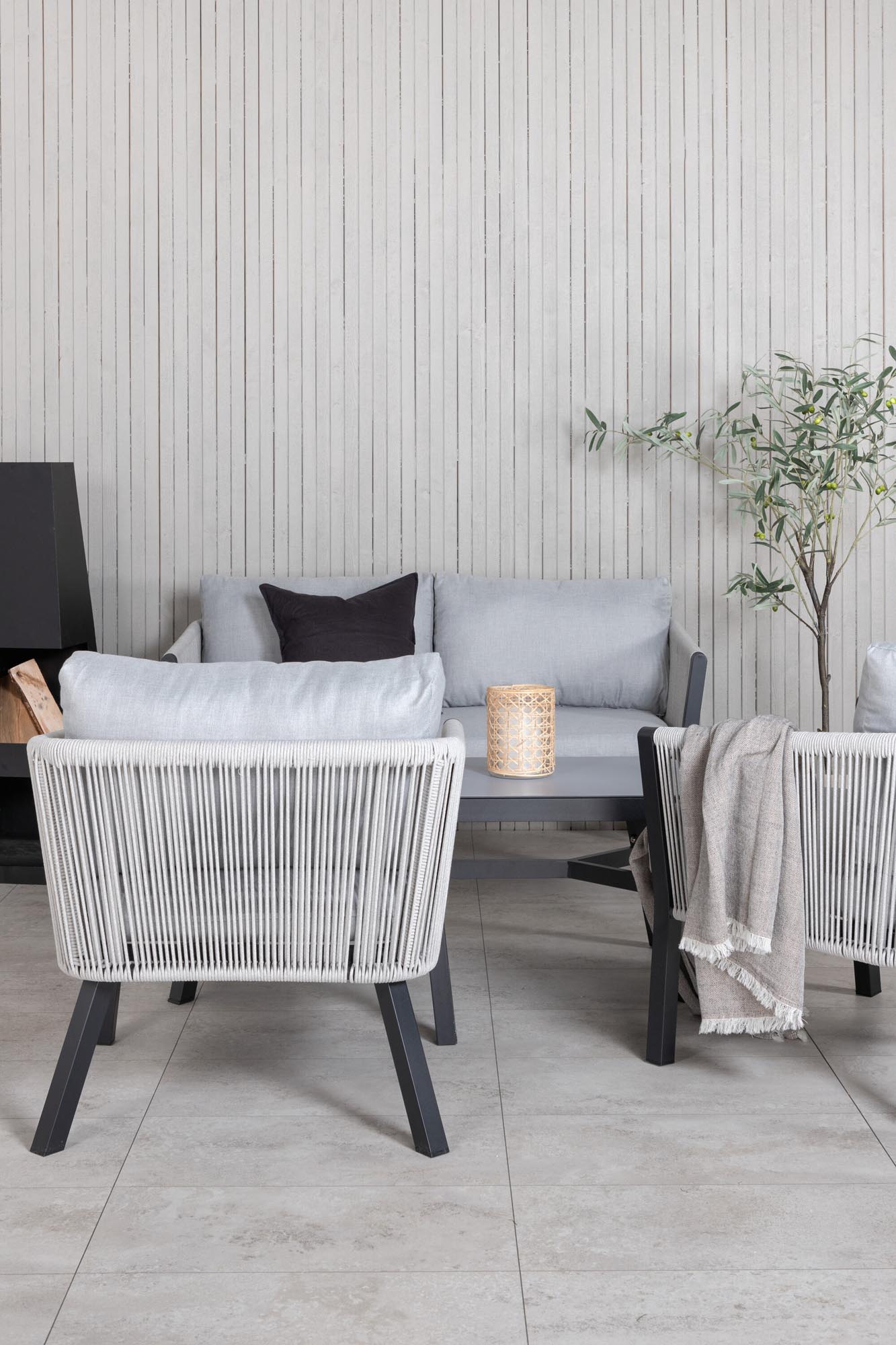 Verwandeln Sie Ihre Terrasse in eine Wohlfühloase mit dem Virya Sofa Outdoorset 120cm von Venture Home – stilvoll, robust und komfortabel.