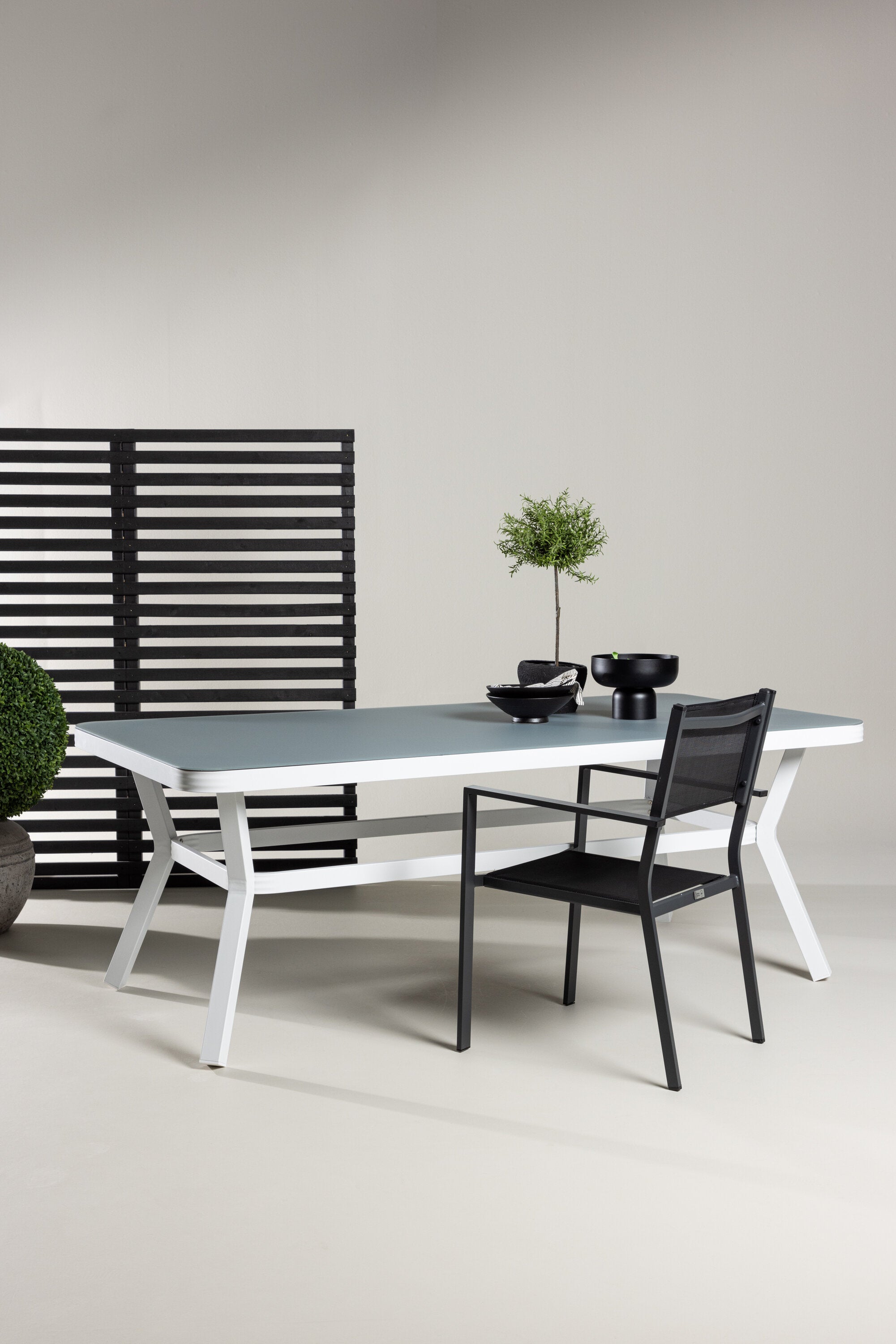 Virya Gartentisch in Weiss präsentiert im Onlineshop von KAQTU Design AG. Gartentisch ist von Venture Home