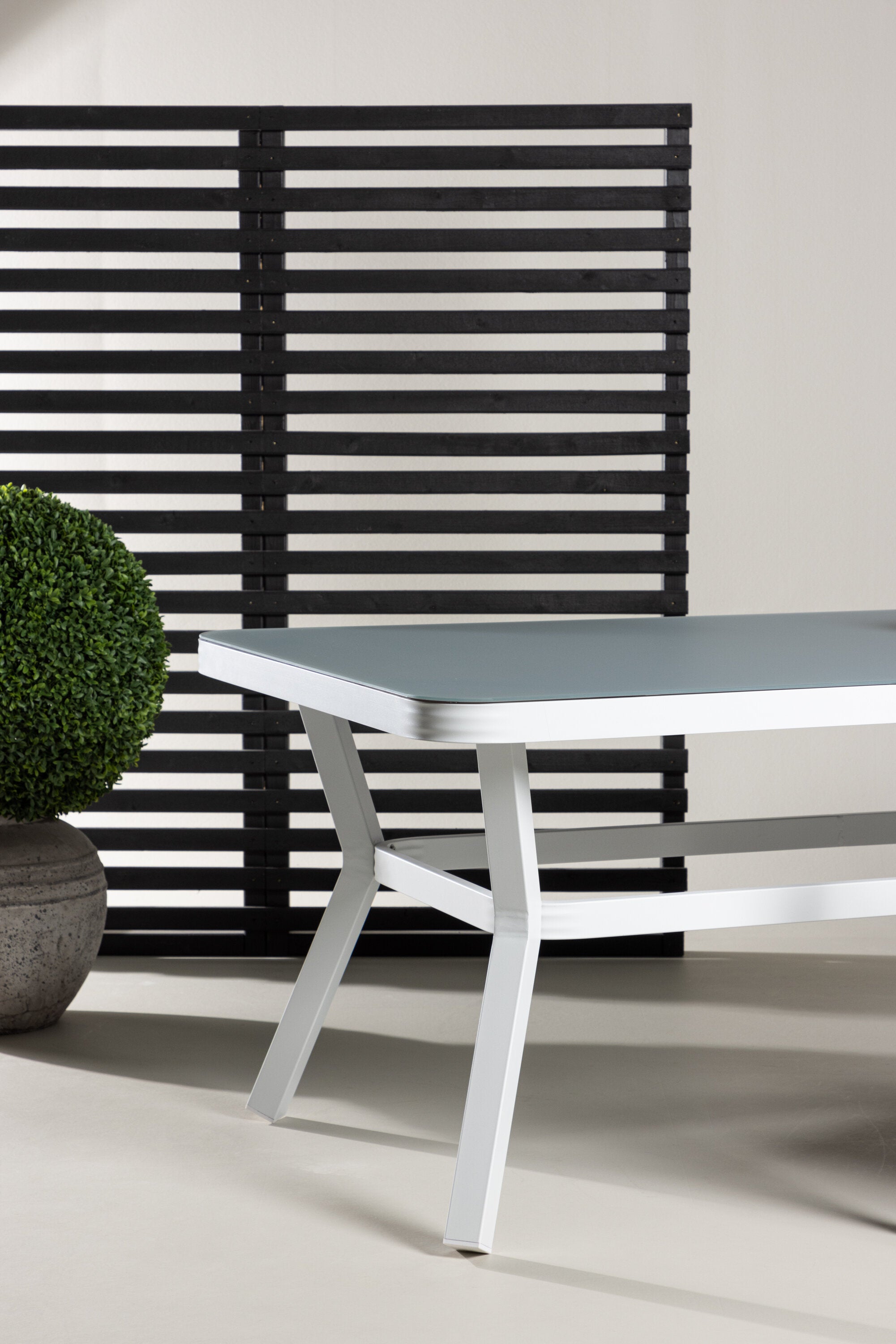 Virya Gartentisch in Weiss präsentiert im Onlineshop von KAQTU Design AG. Gartentisch ist von Venture Home