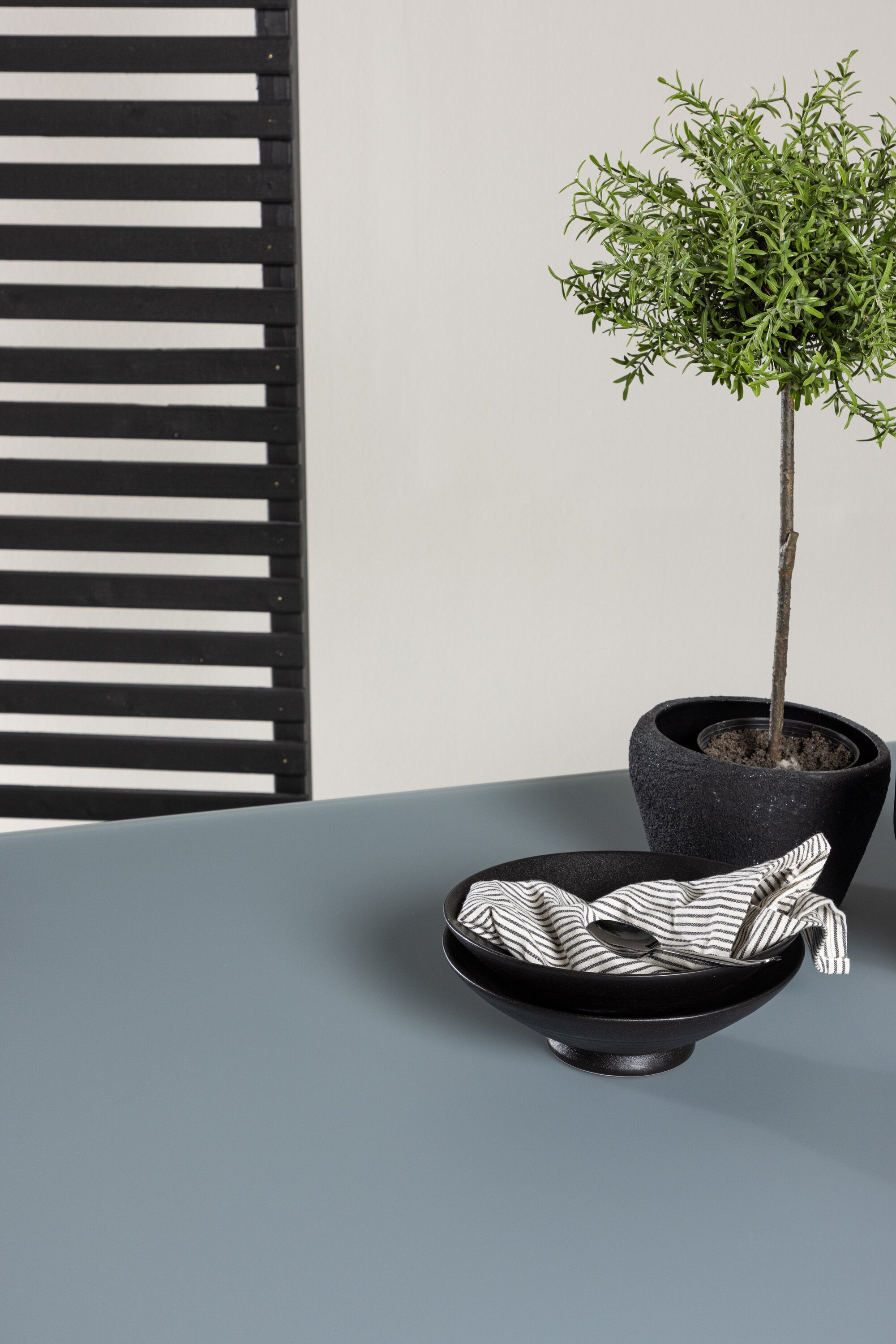 Virya Gartentisch in Weiss präsentiert im Onlineshop von KAQTU Design AG. Gartentisch ist von Venture Home