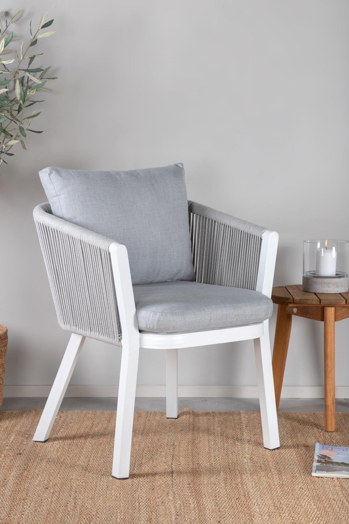 Virya Gartenstuhl in Grau präsentiert im Onlineshop von KAQTU Design AG. Gartenstuhl mit Armlehnen ist von Venture Home