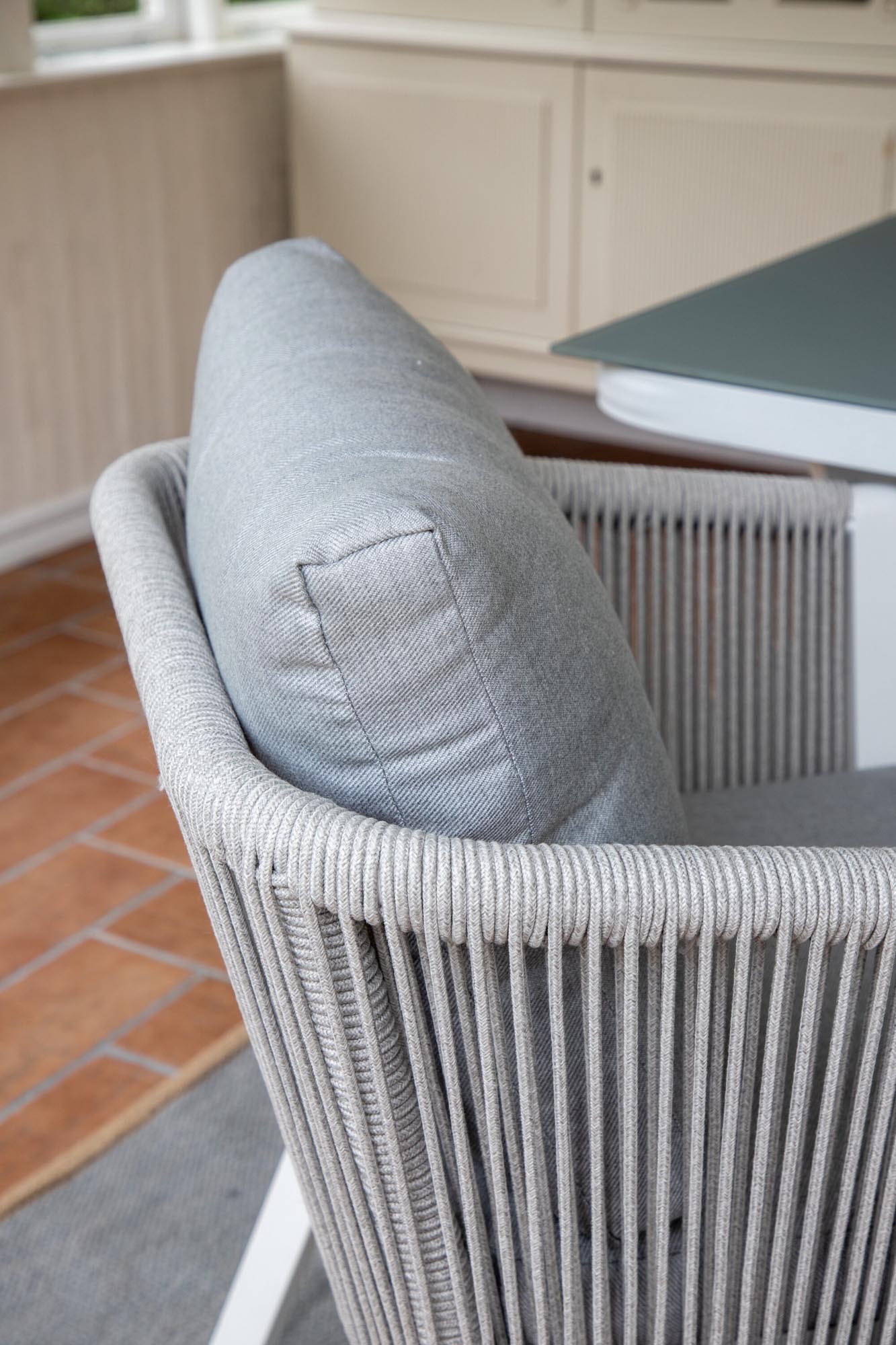 Virya Gartenstuhl in Grau präsentiert im Onlineshop von KAQTU Design AG. Gartenstuhl mit Armlehnen ist von Venture Home