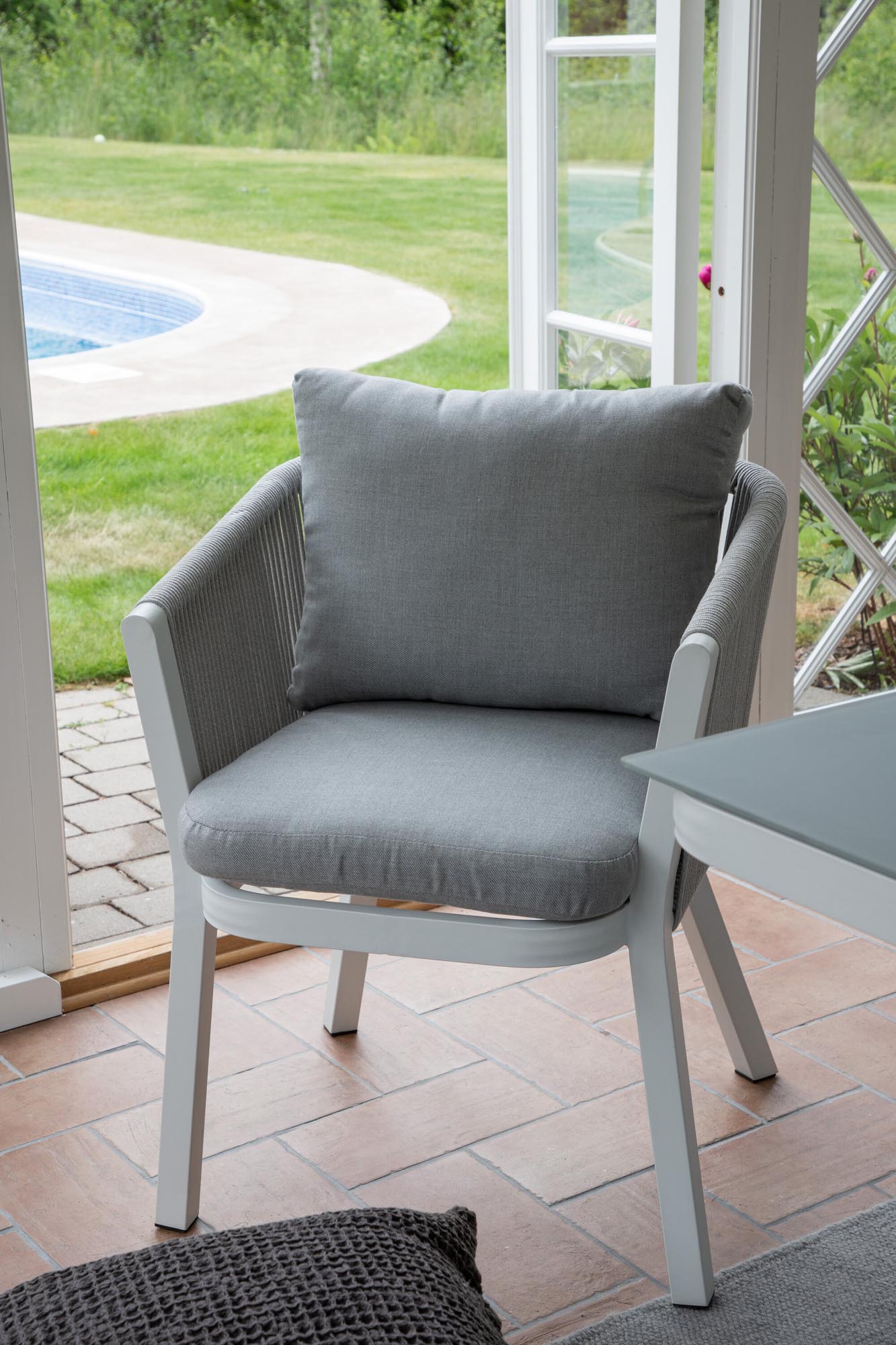 Virya Gartenstuhl in Grau präsentiert im Onlineshop von KAQTU Design AG. Gartenstuhl mit Armlehnen ist von Venture Home