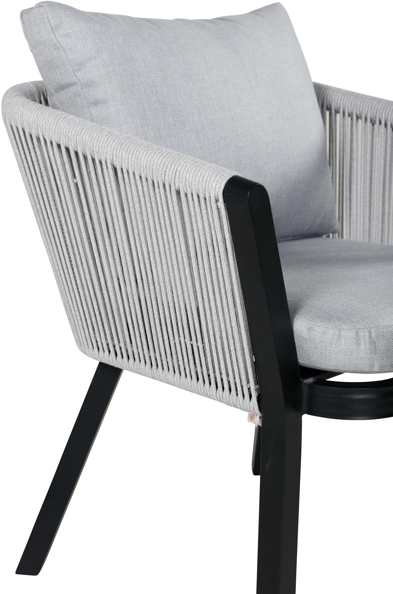 Erleben Sie den Virya Gartenstuhl von Venture Home: Elegantes Design, bequeme Armlehnen und wetterfeste Materialien für entspannte Stunden im Freien.