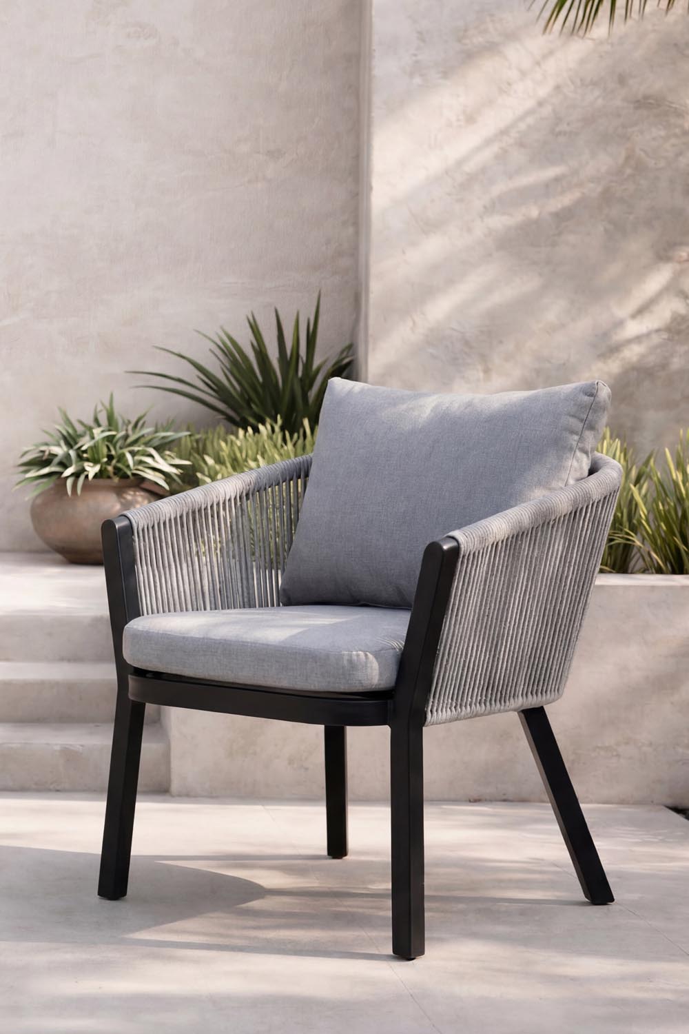 Virya Gartenstuhl in Schwarz präsentiert im Onlineshop von KAQTU Design AG. Gartenstuhl mit Armlehnen ist von Venture Home