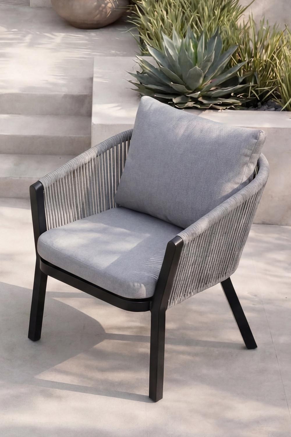 Virya Gartenstuhl in Schwarz präsentiert im Onlineshop von KAQTU Design AG. Gartenstuhl mit Armlehnen ist von Venture Home